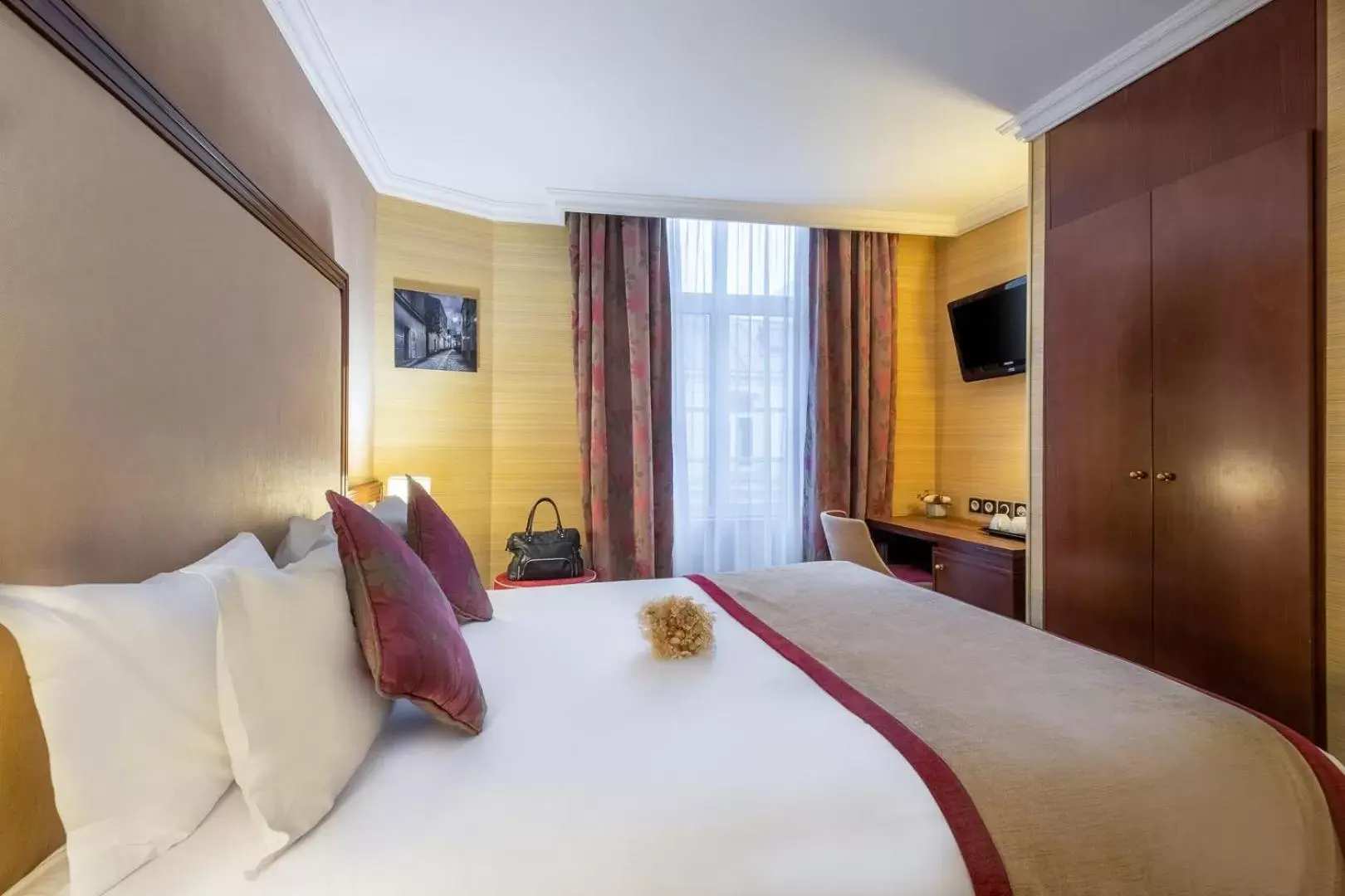 DELUXE Double Room – City View in Hôtel 85 Saint Honore DELUXE Double Room – City View in Hôtel 85 Saint Honore