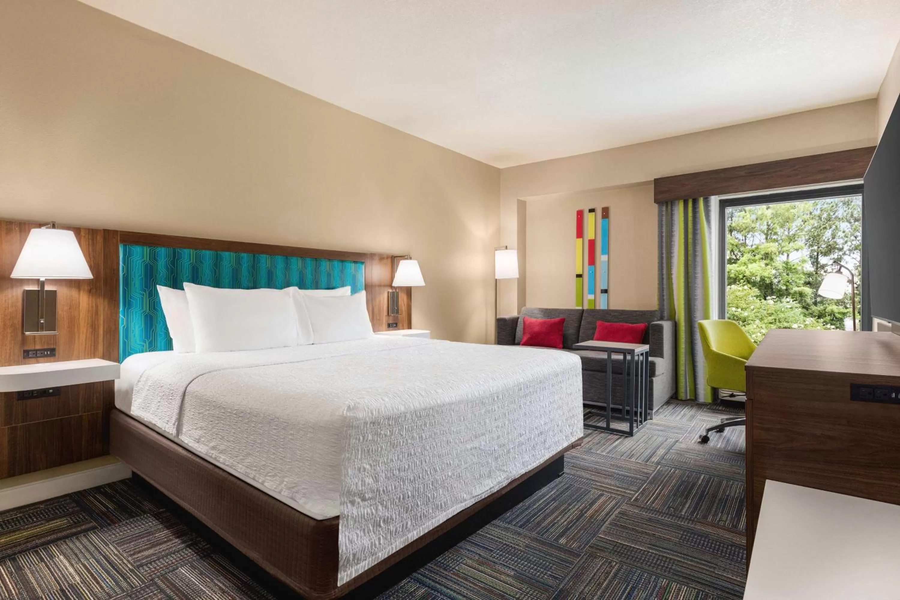 Living room, Bed in Hampton Inn Atlanta-Stone Mountain
