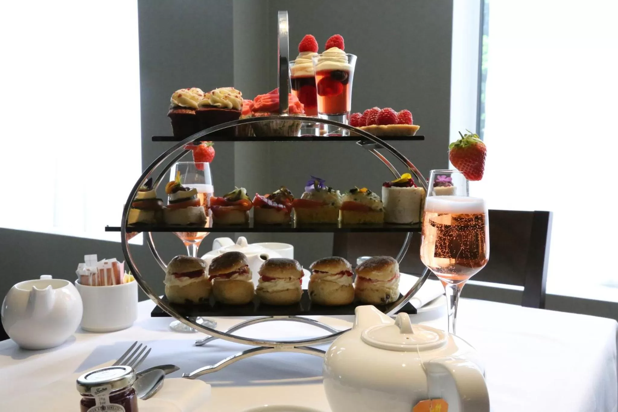 Lounge or bar in Holiday Inn London Kensington High St. by IHG