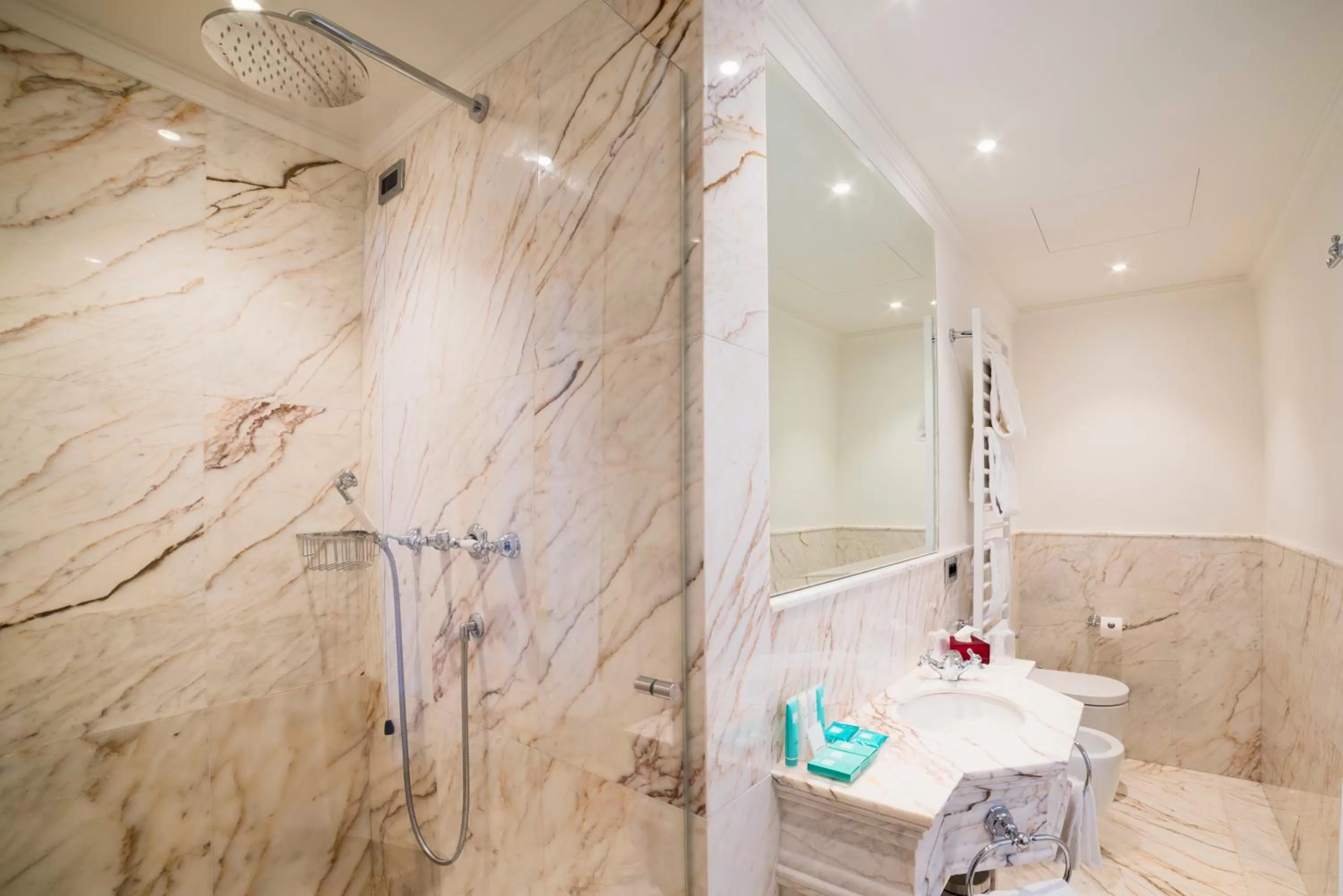 Bathroom in Hotel Nani Mocenigo Palace