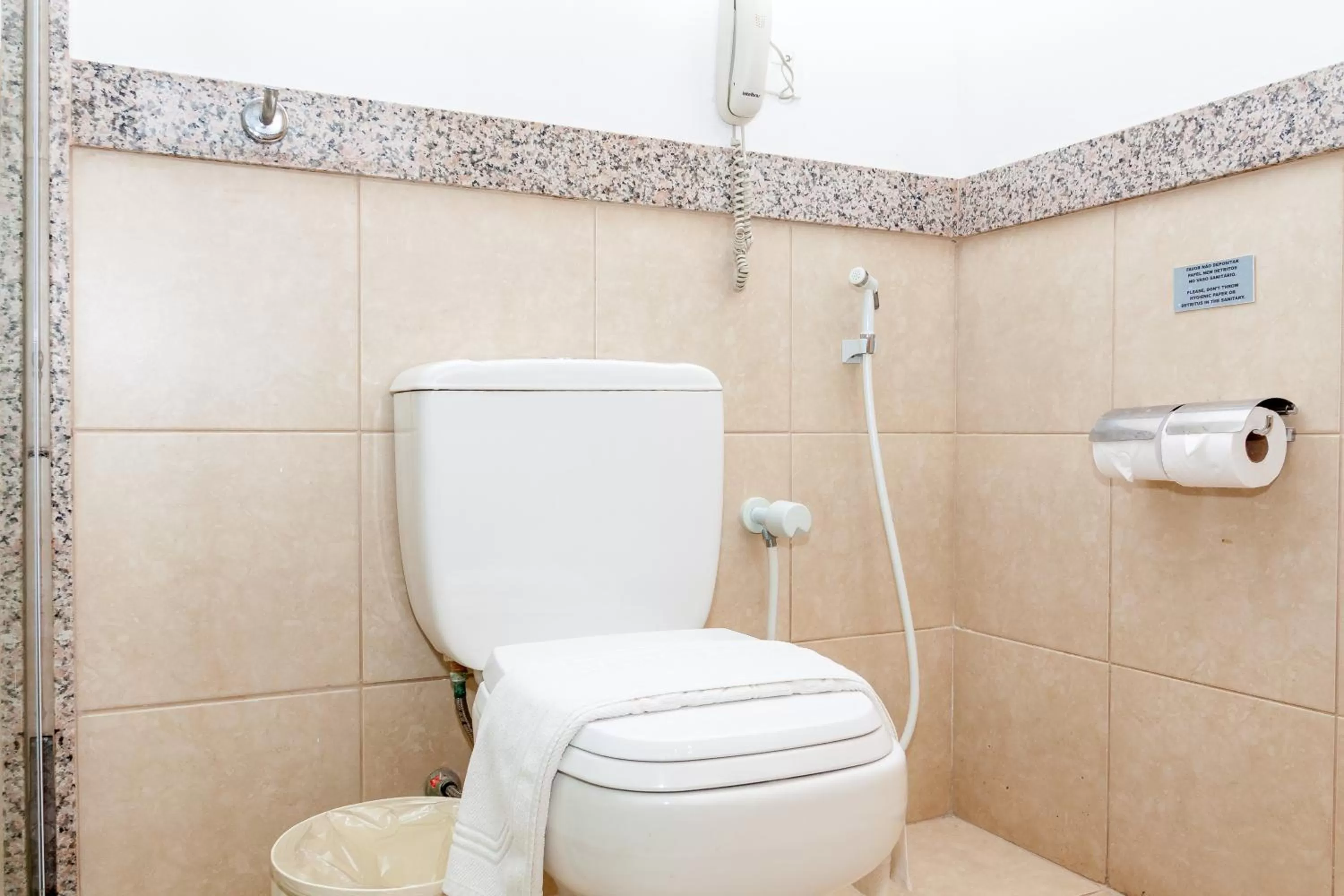 Toilet in Hotel Atlântico Búzios Convention