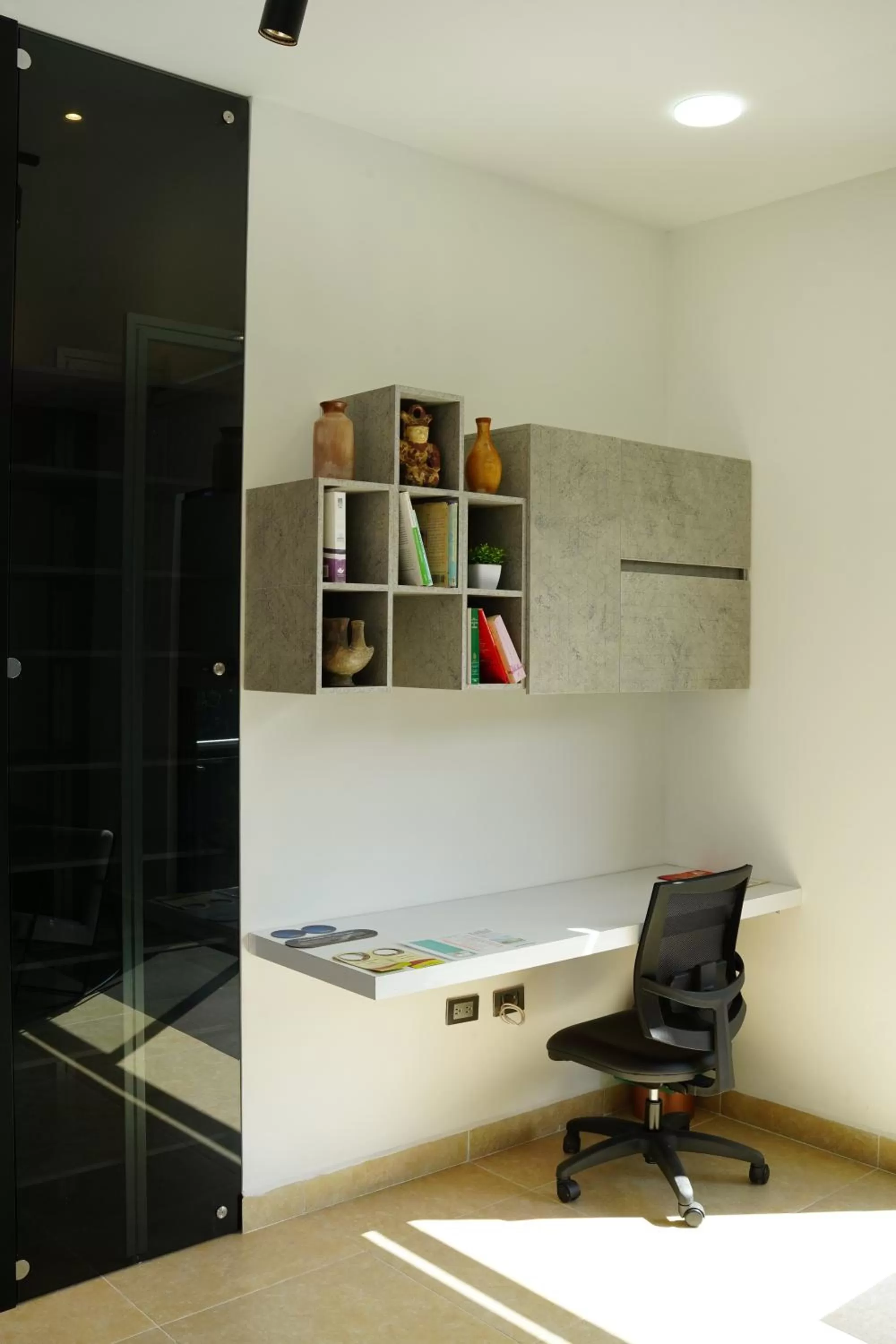 hair dresser, TV/Entertainment Center in Hotel Ventura