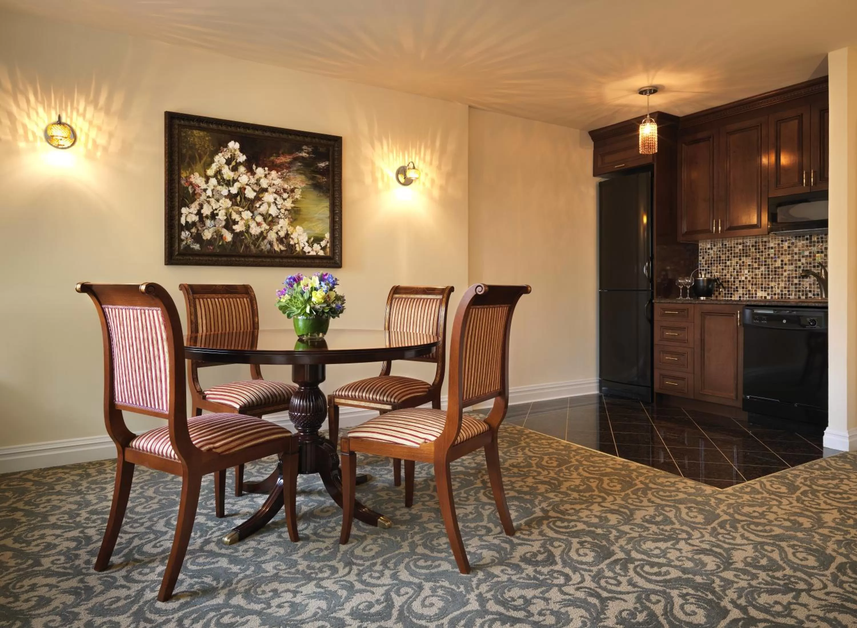 Kitchen or kitchenette, Dining Area in The Kimberly Hotel