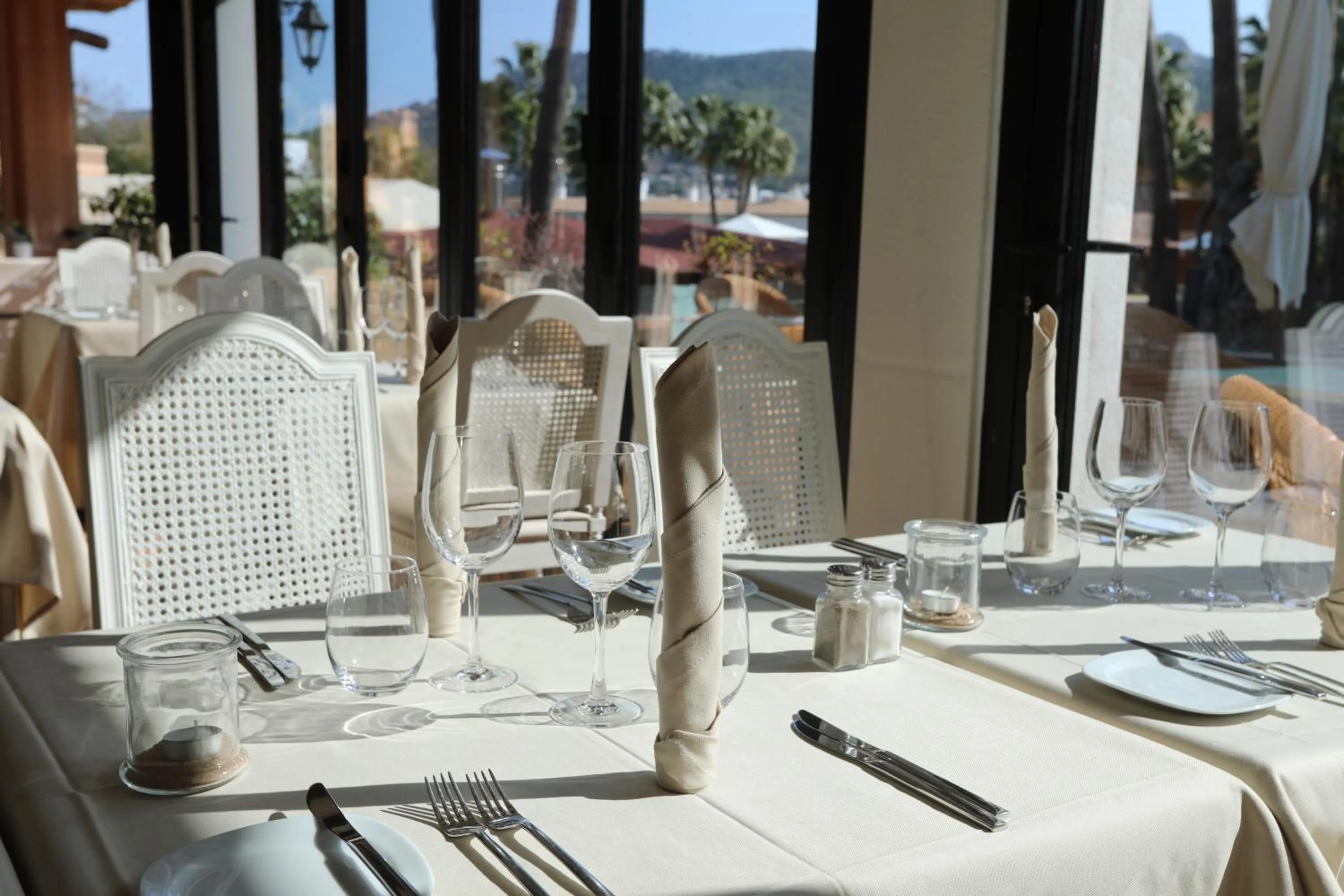 Restaurant/places to eat in Mon Port Hotel & Spa