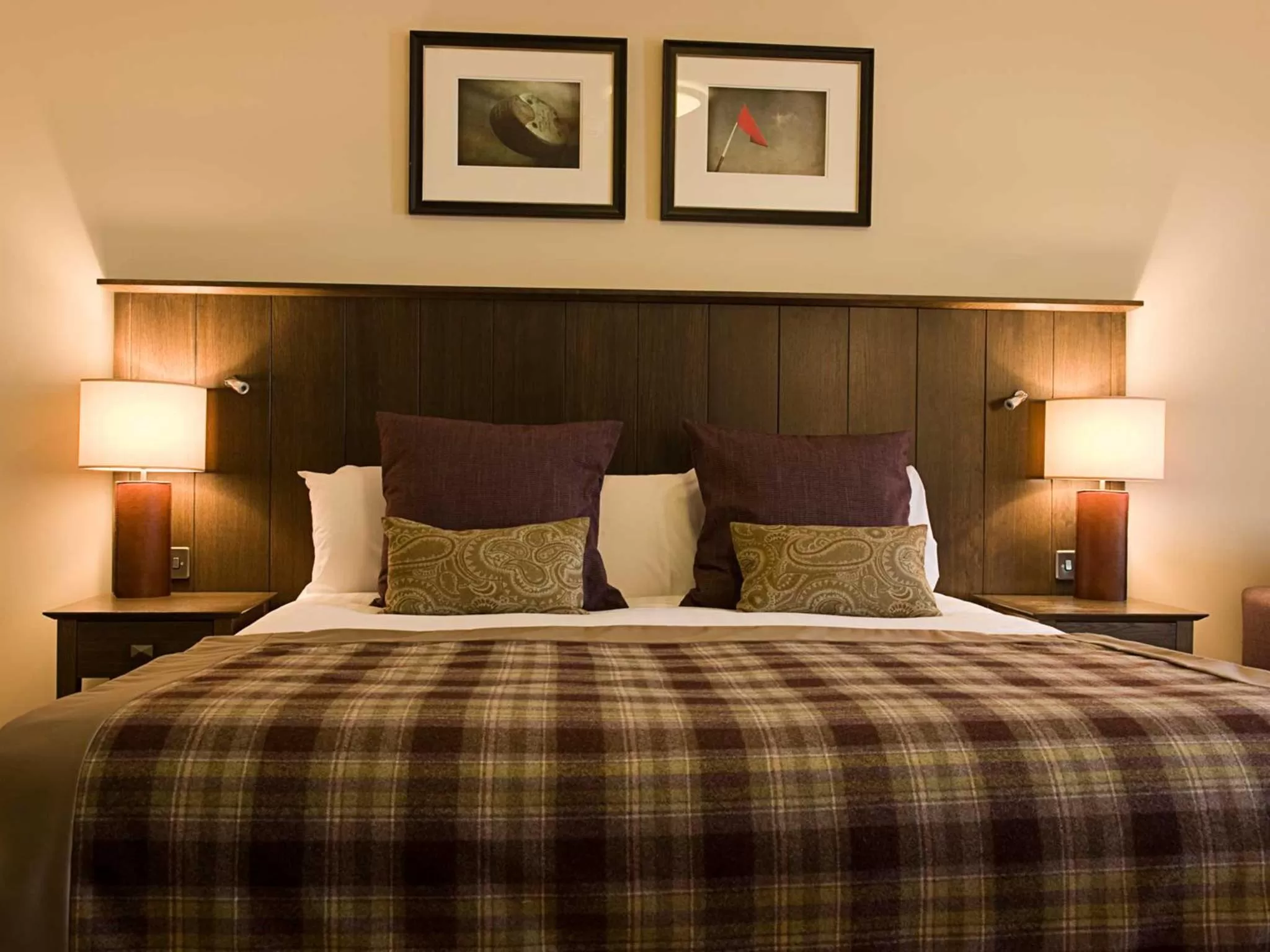 Bedroom, Bed in The Loans Inn