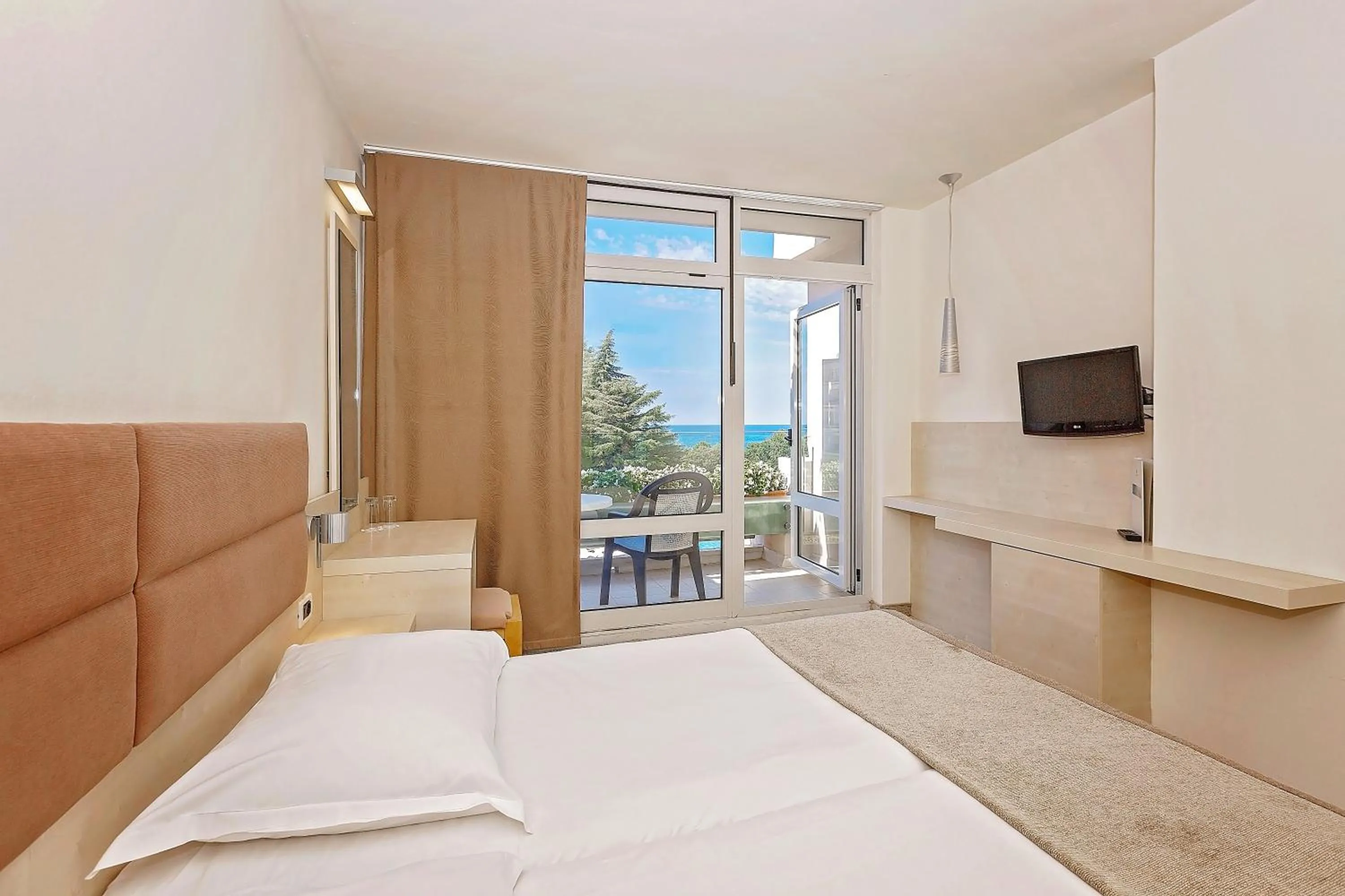 Bedroom, Bed in Hotel Mediteran Plava Laguna