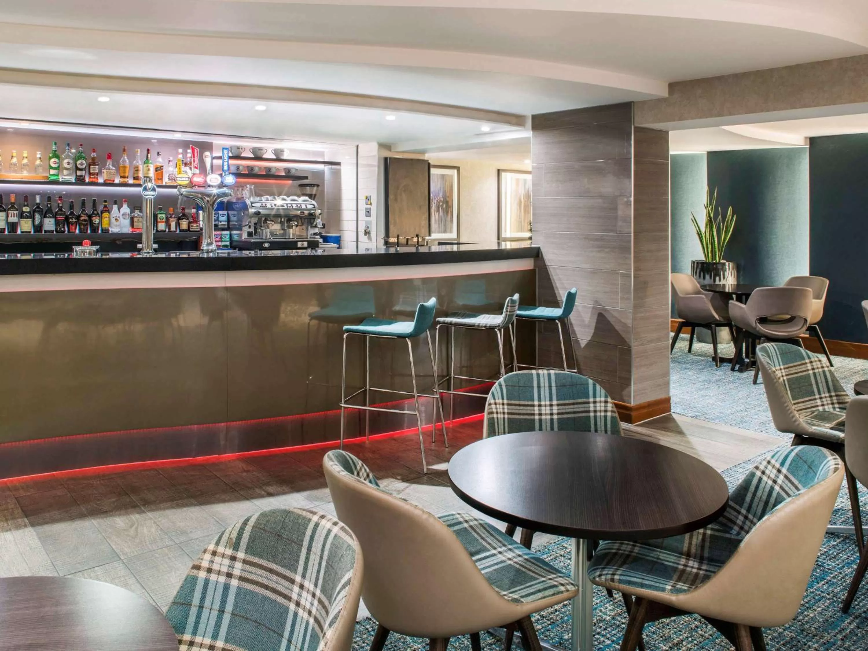 Lounge or bar in Mercure London Heathrow Airport