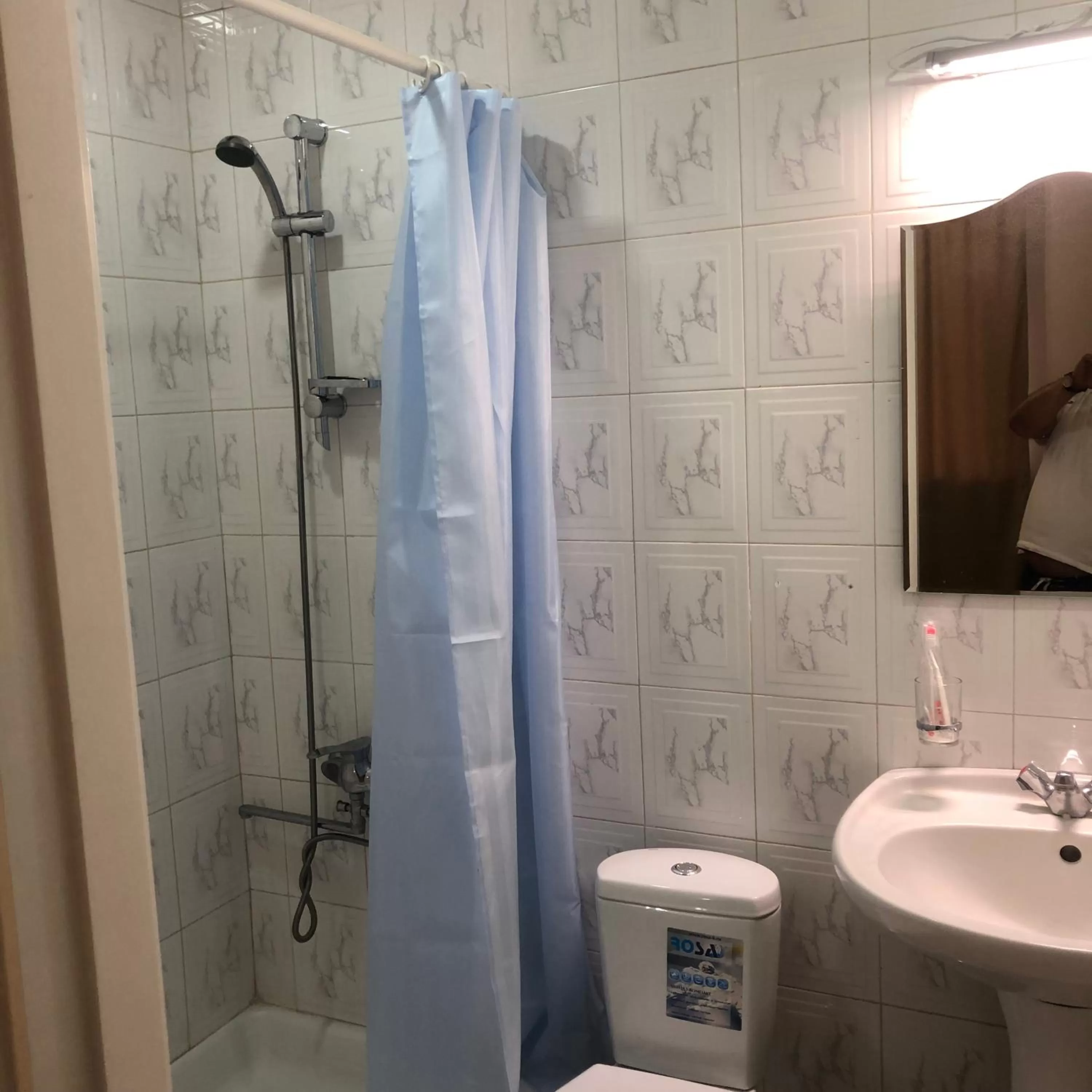 Bathroom in Elross Hotel