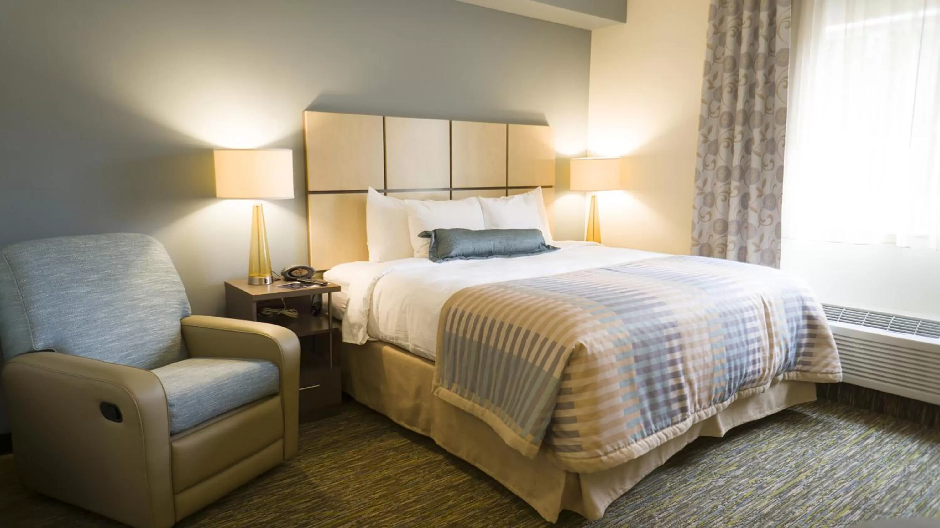 Photo of the whole room, Bed in Candlewood Suites Vancouver/Camas by IHG
