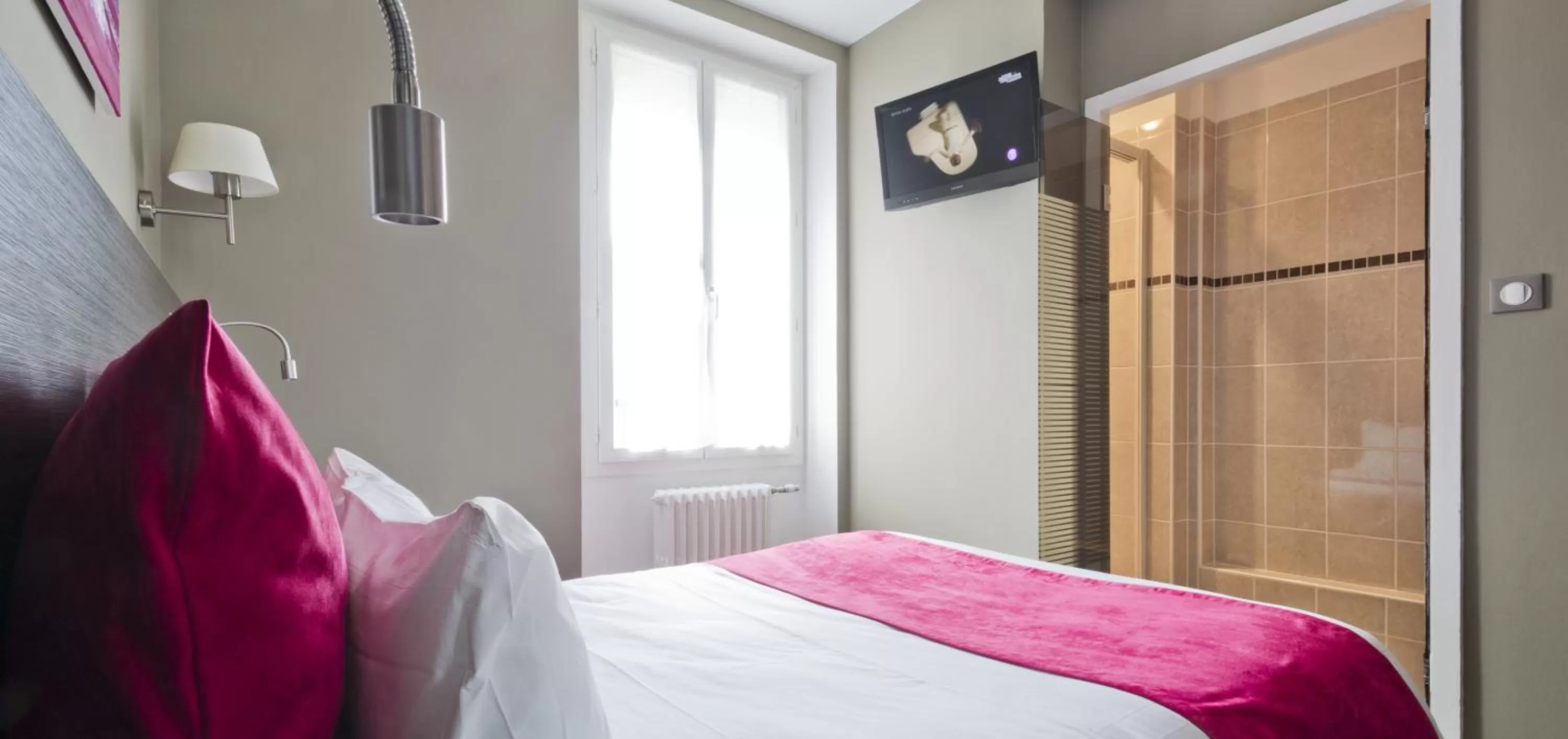 Bathroom, Bed in Hotel Des Dunes