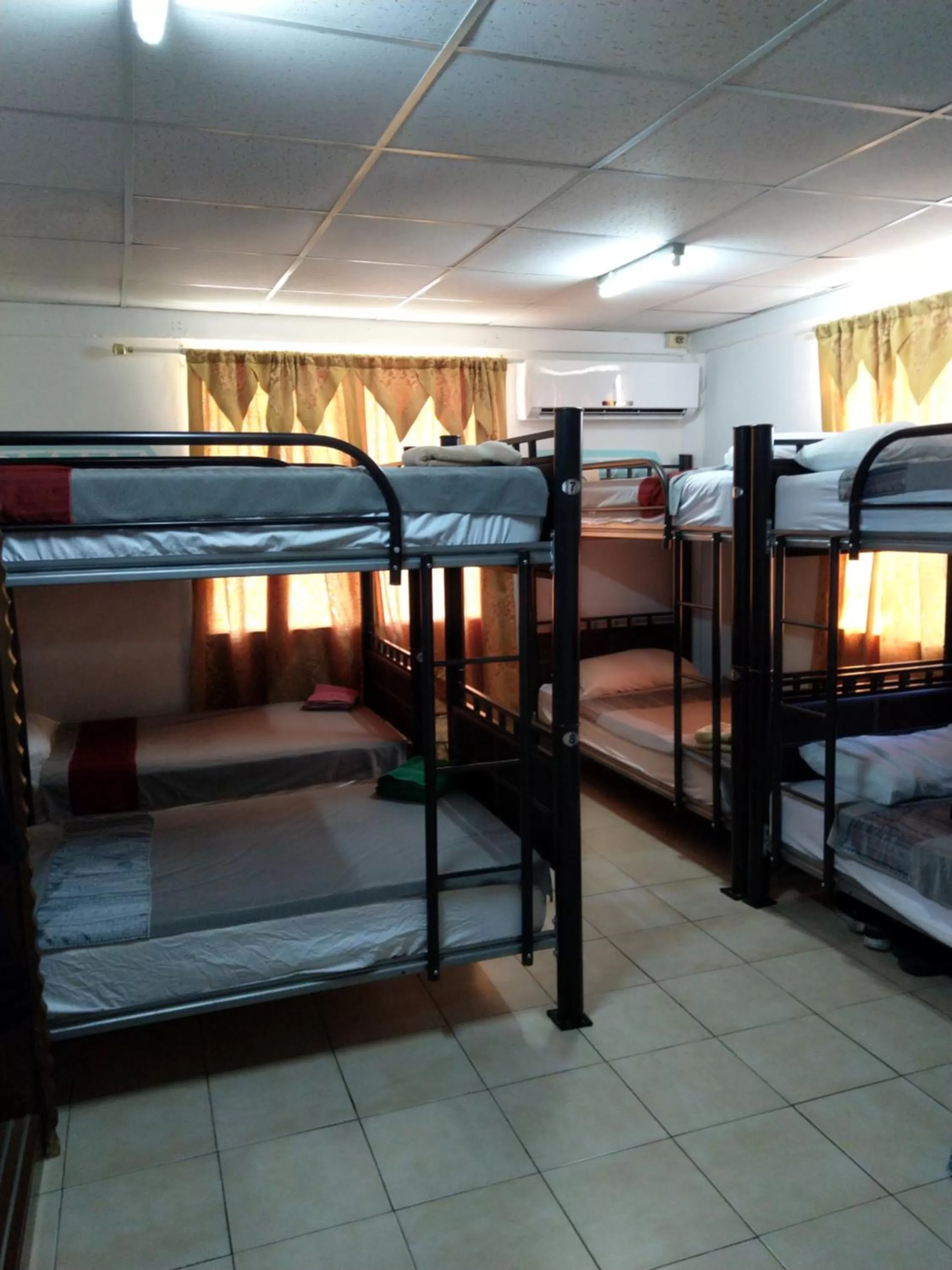 bunk bed, Bed in The Red Hut Inn