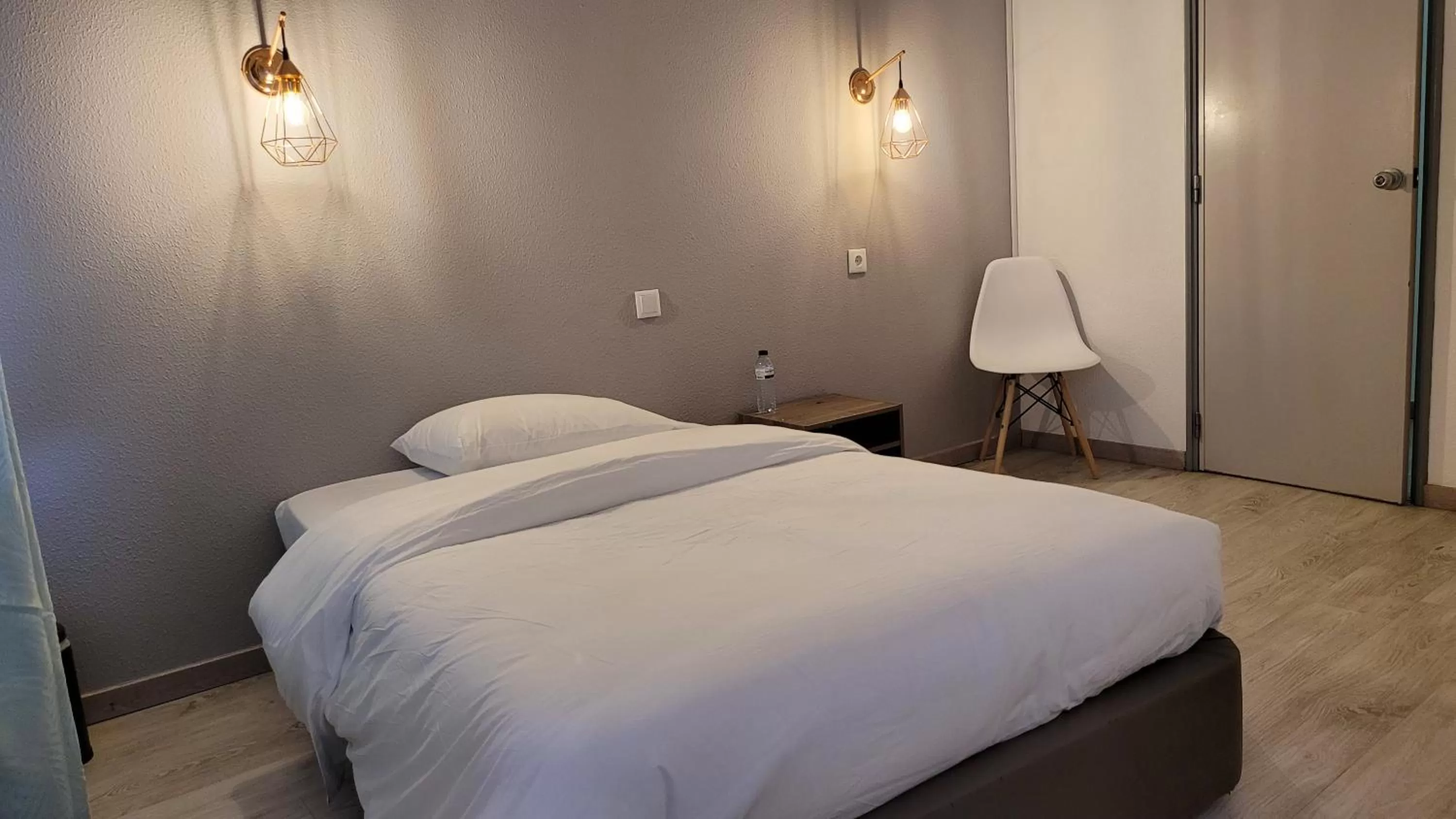 Photo of the whole room, Bed in Residencia Paris