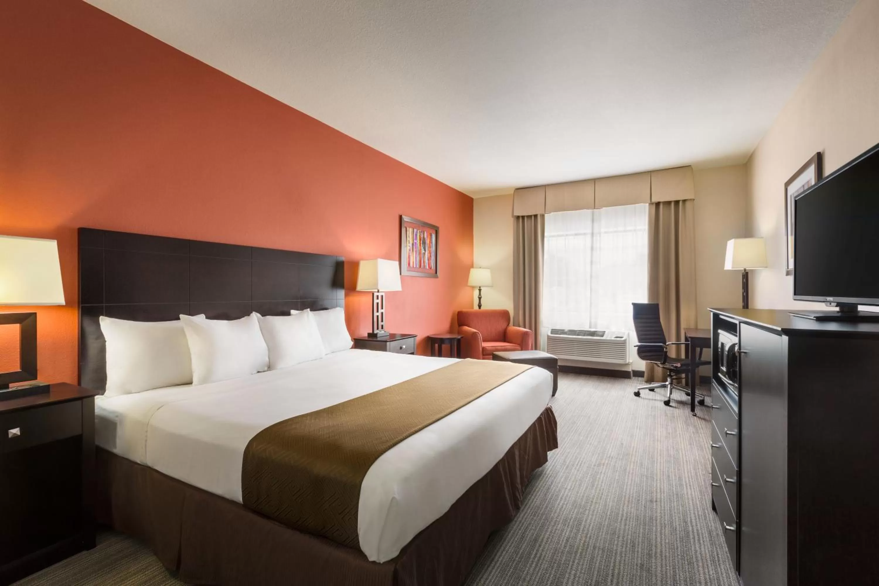 TV and multimedia, Bed in Country Inn & Suites by Radisson, Houston Northwest, TX