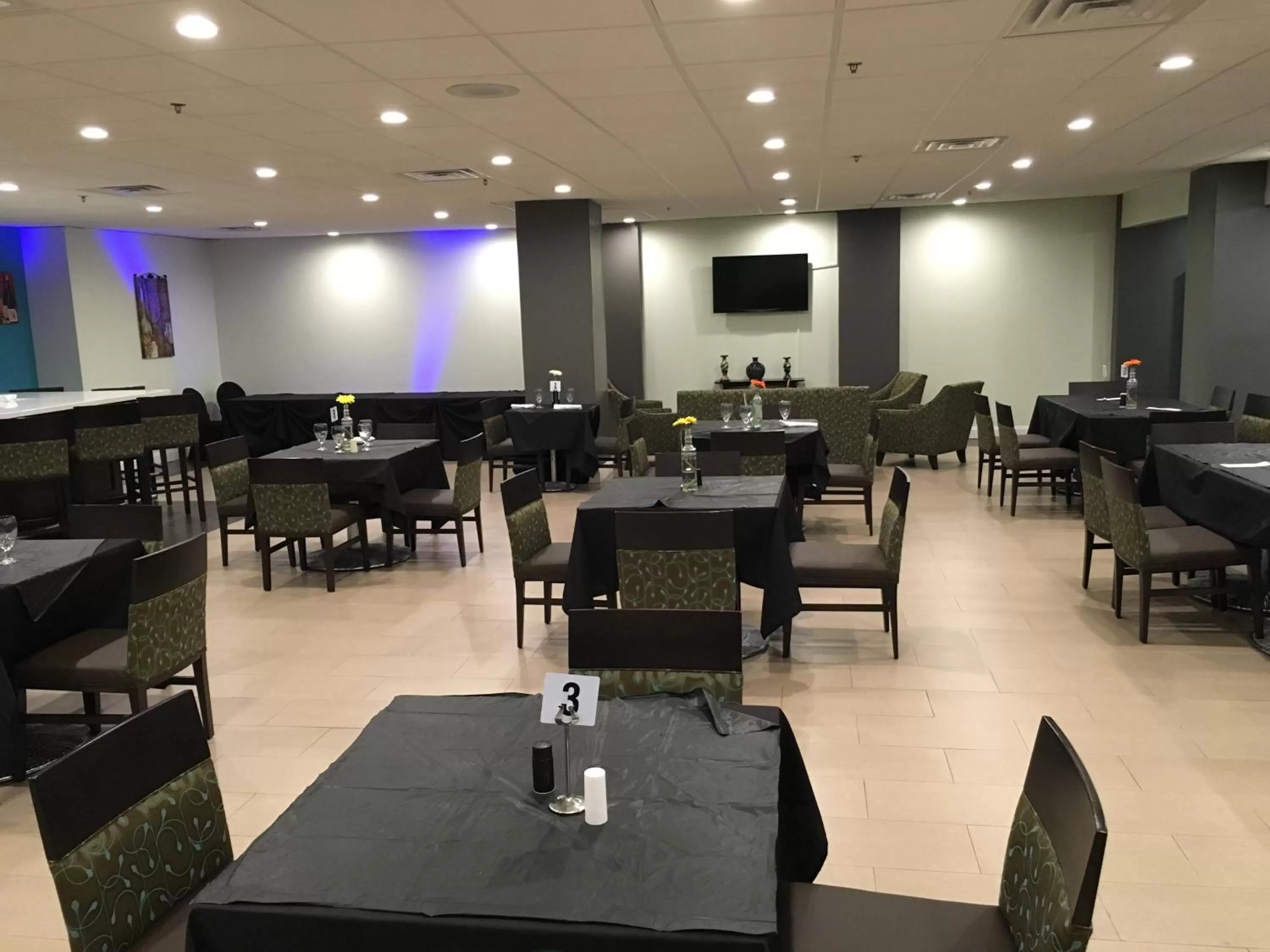Dining area in Ramada Plaza by Wyndham Charlotte South End Airport