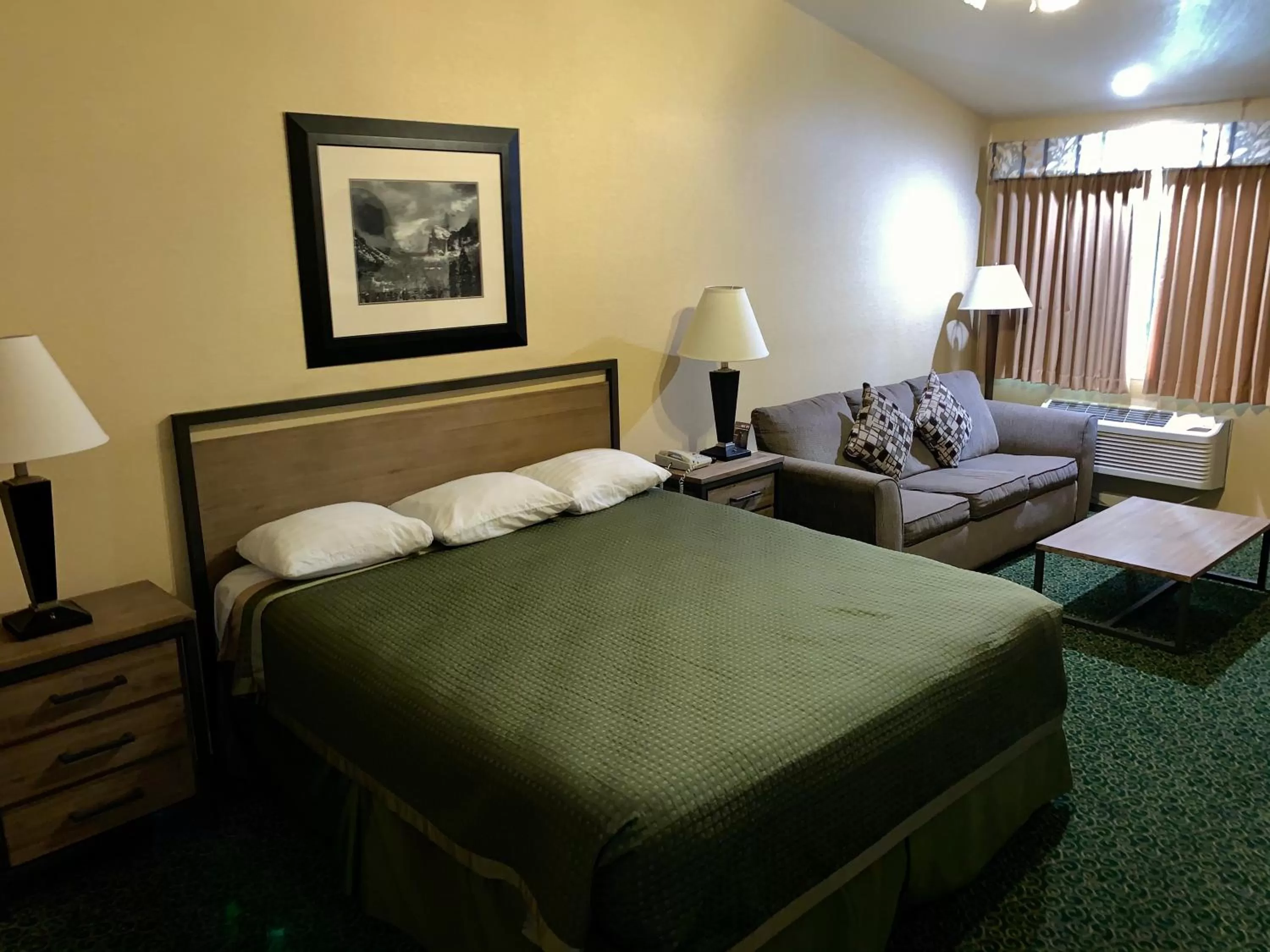 Bed in Yosemite View Lodge