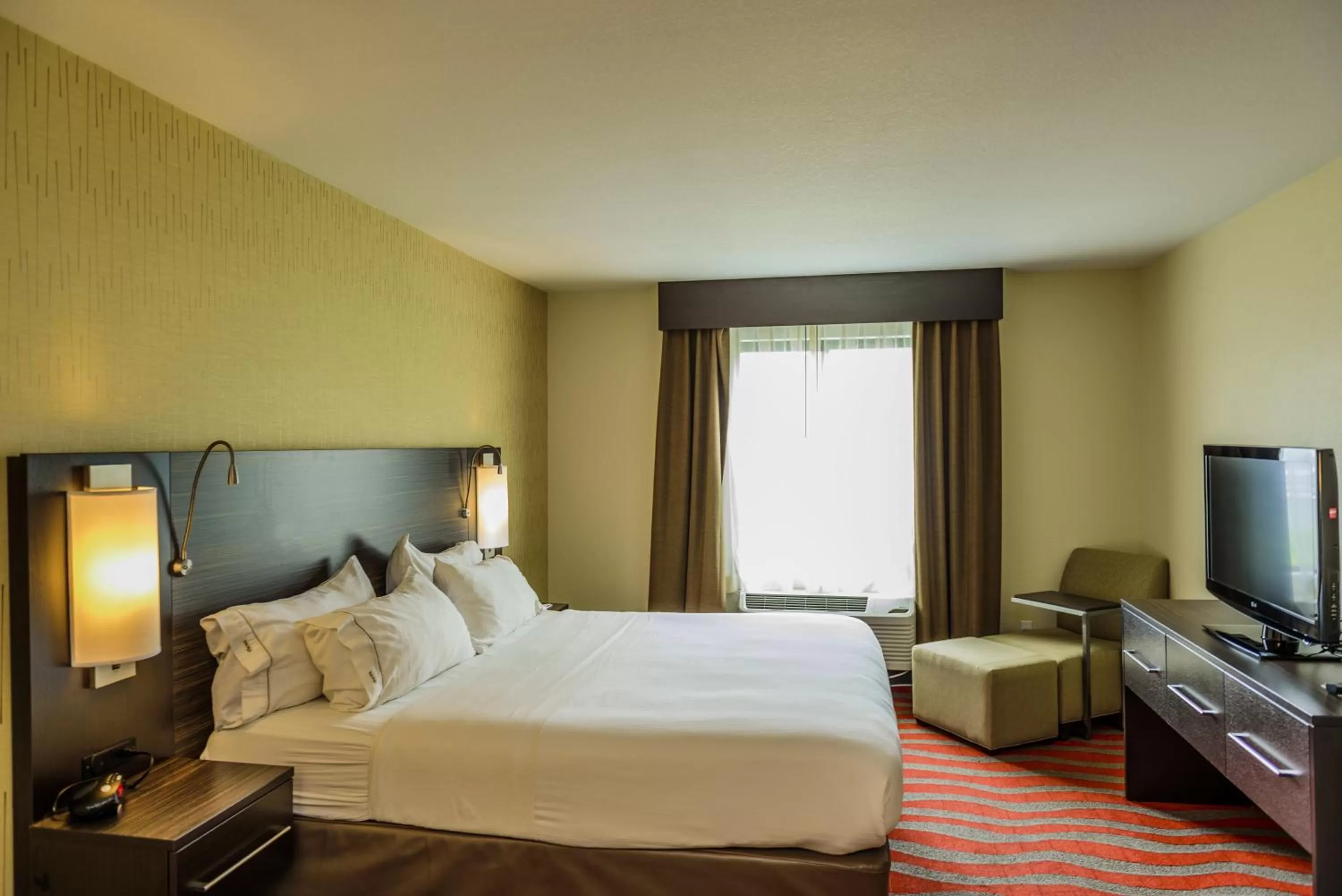 Photo of the whole room, Bed in Holiday Inn Express and Suites - Bradford by IHG