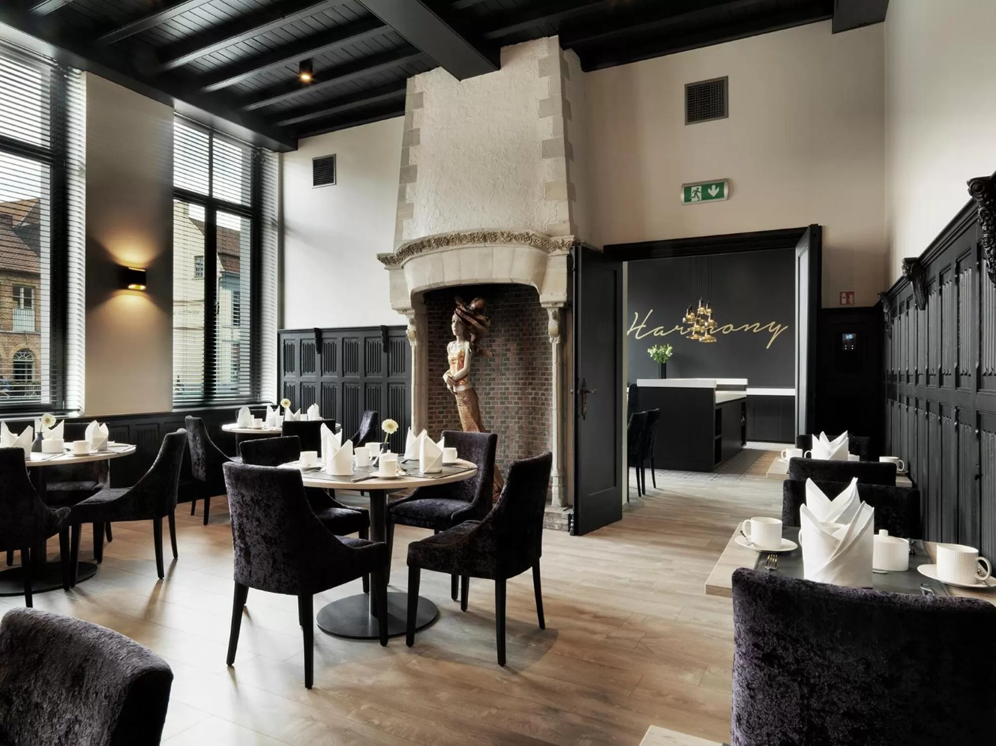 Restaurant/places to eat in Hotel Harmony