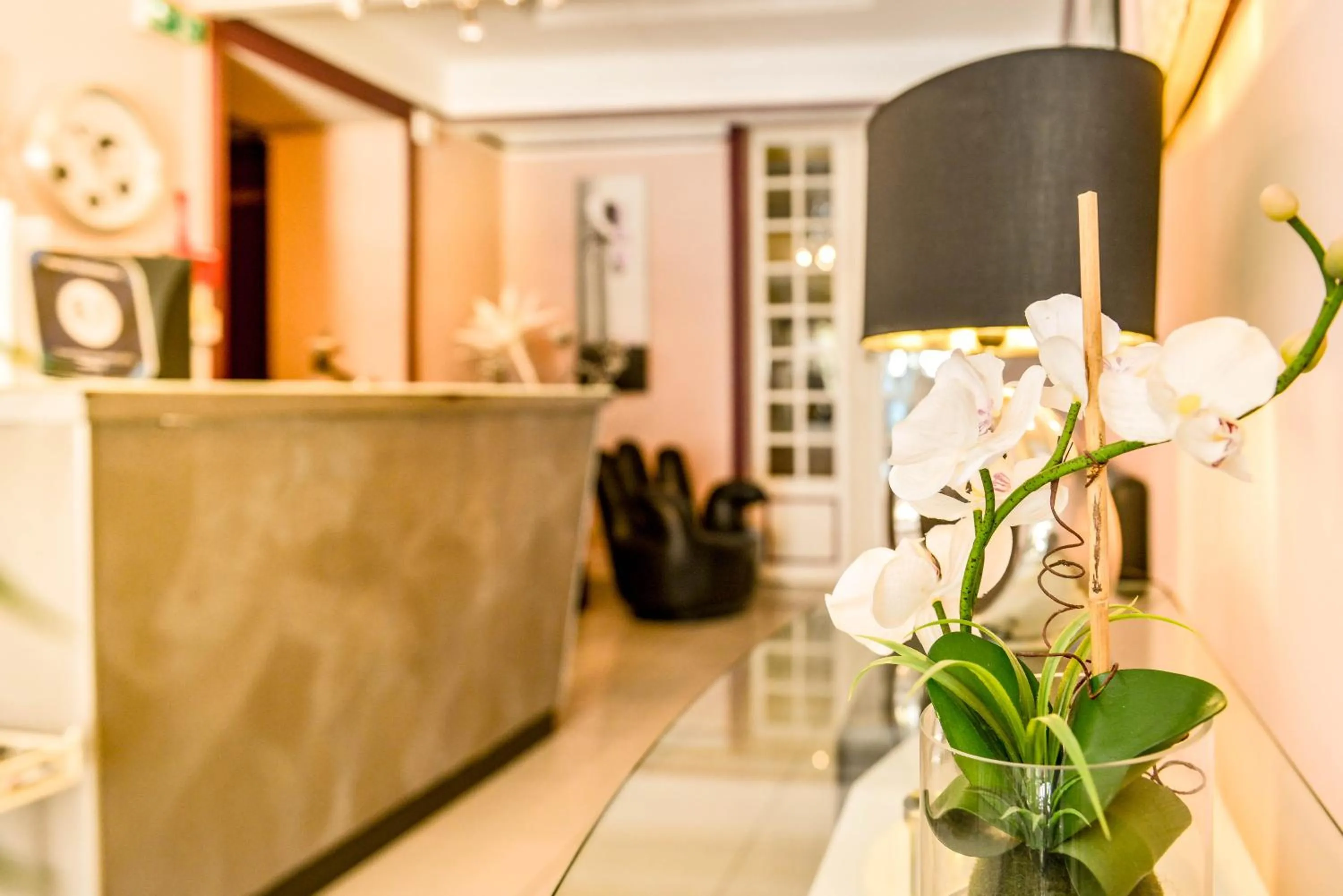 Lobby or reception in Logis Hôtel Restaurant Résidence