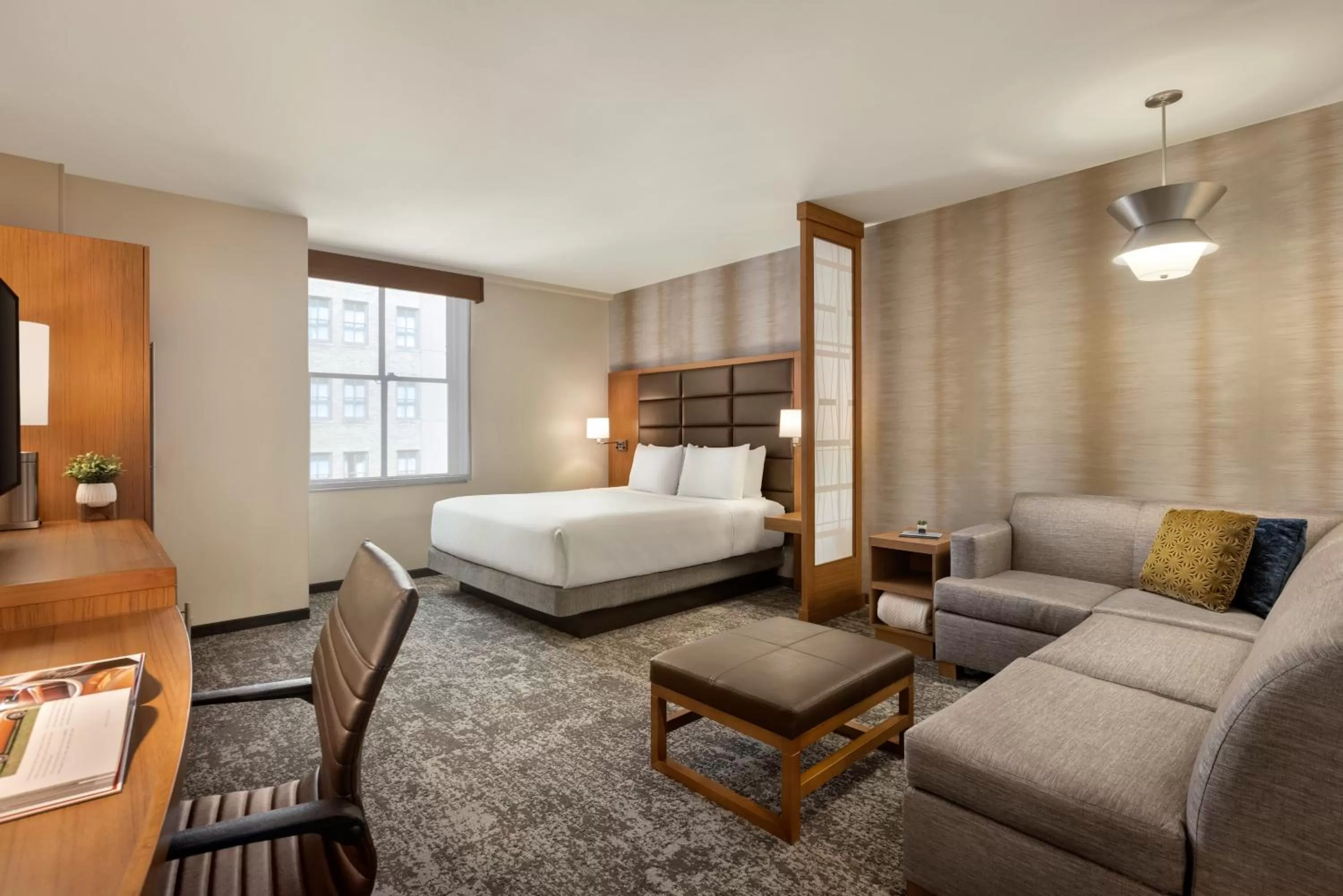 Living room, Bed in Hyatt Place Houston Downtown