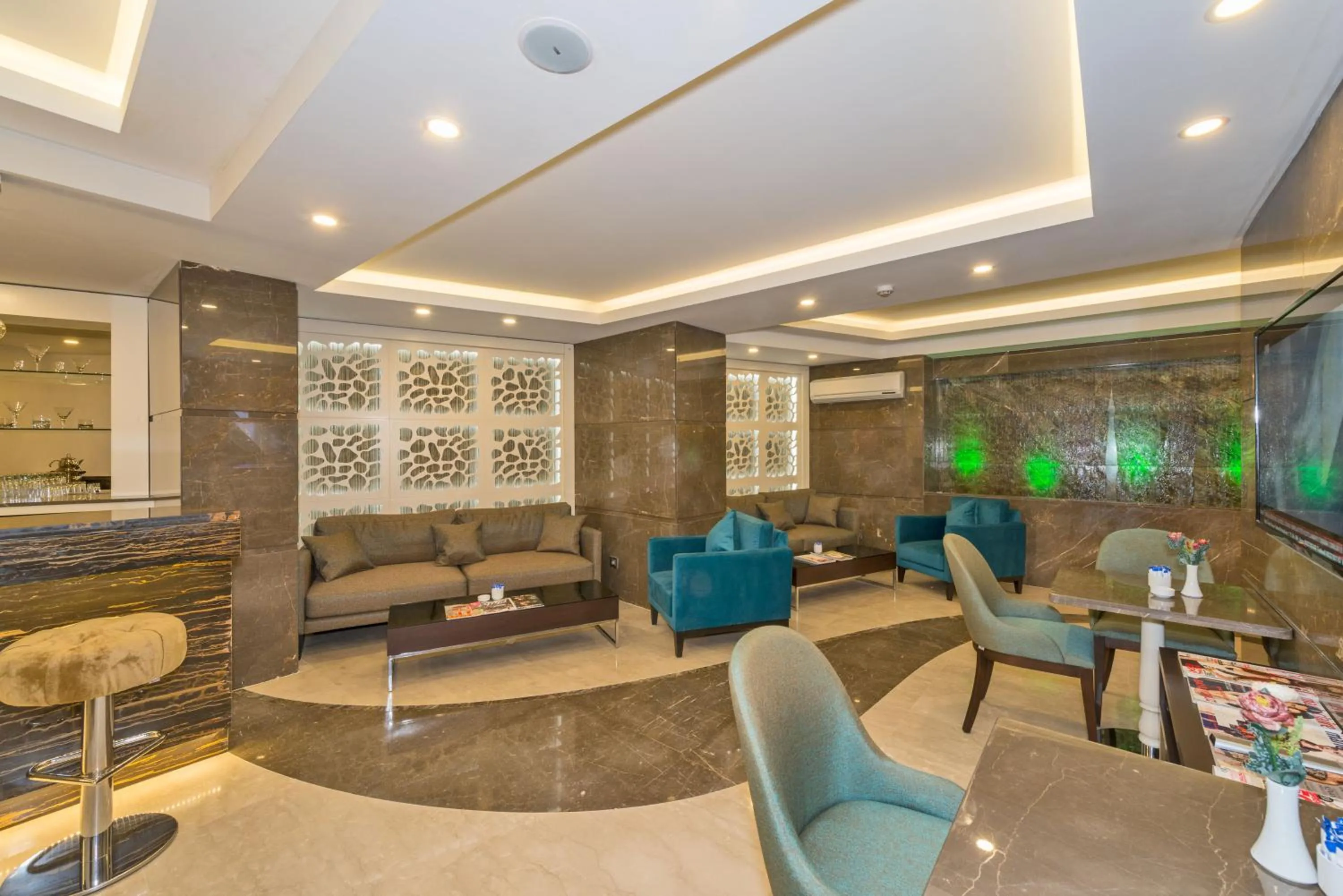Lobby or reception in Bisetun Hotel
