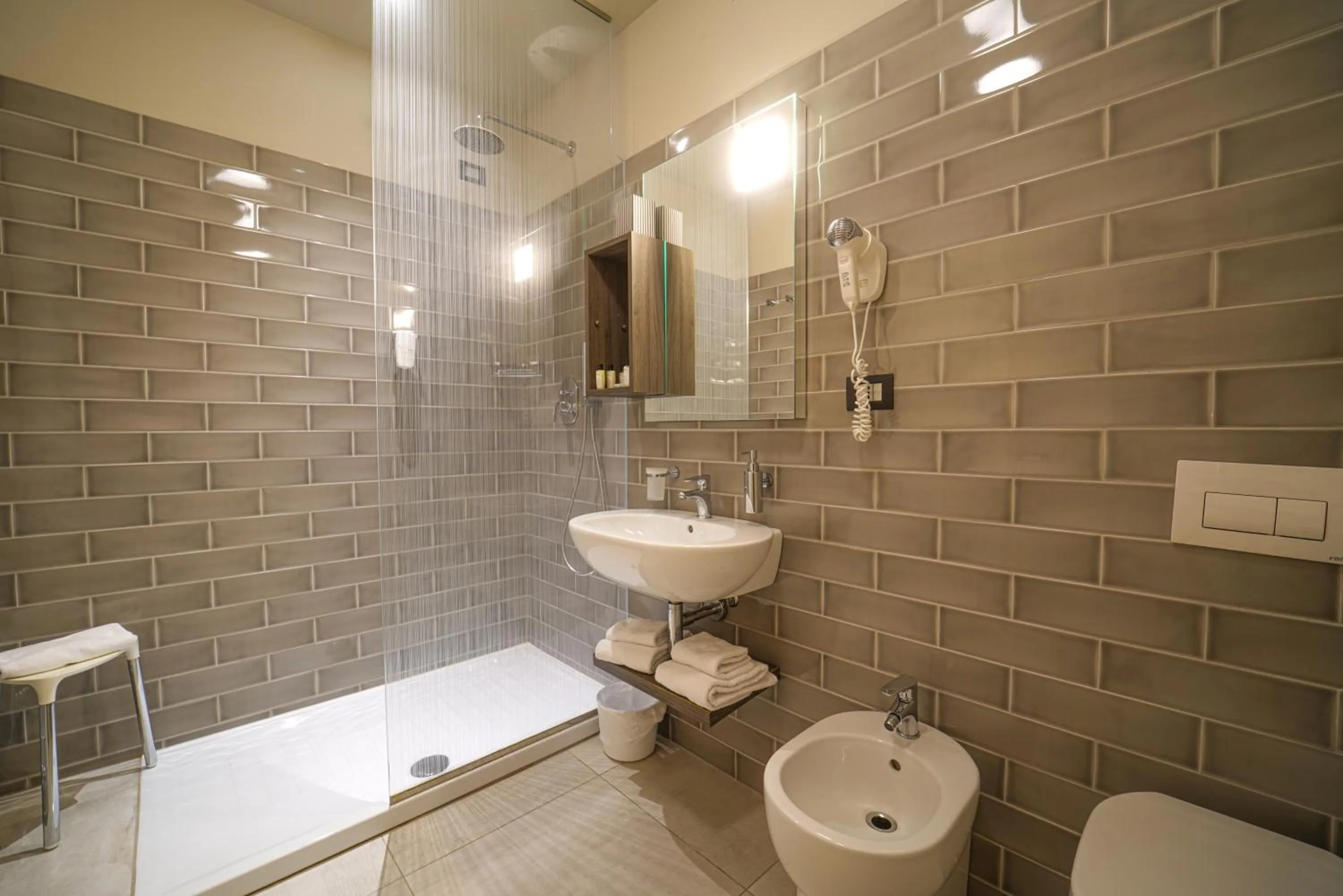 Shower in Nautilus Family Hotel