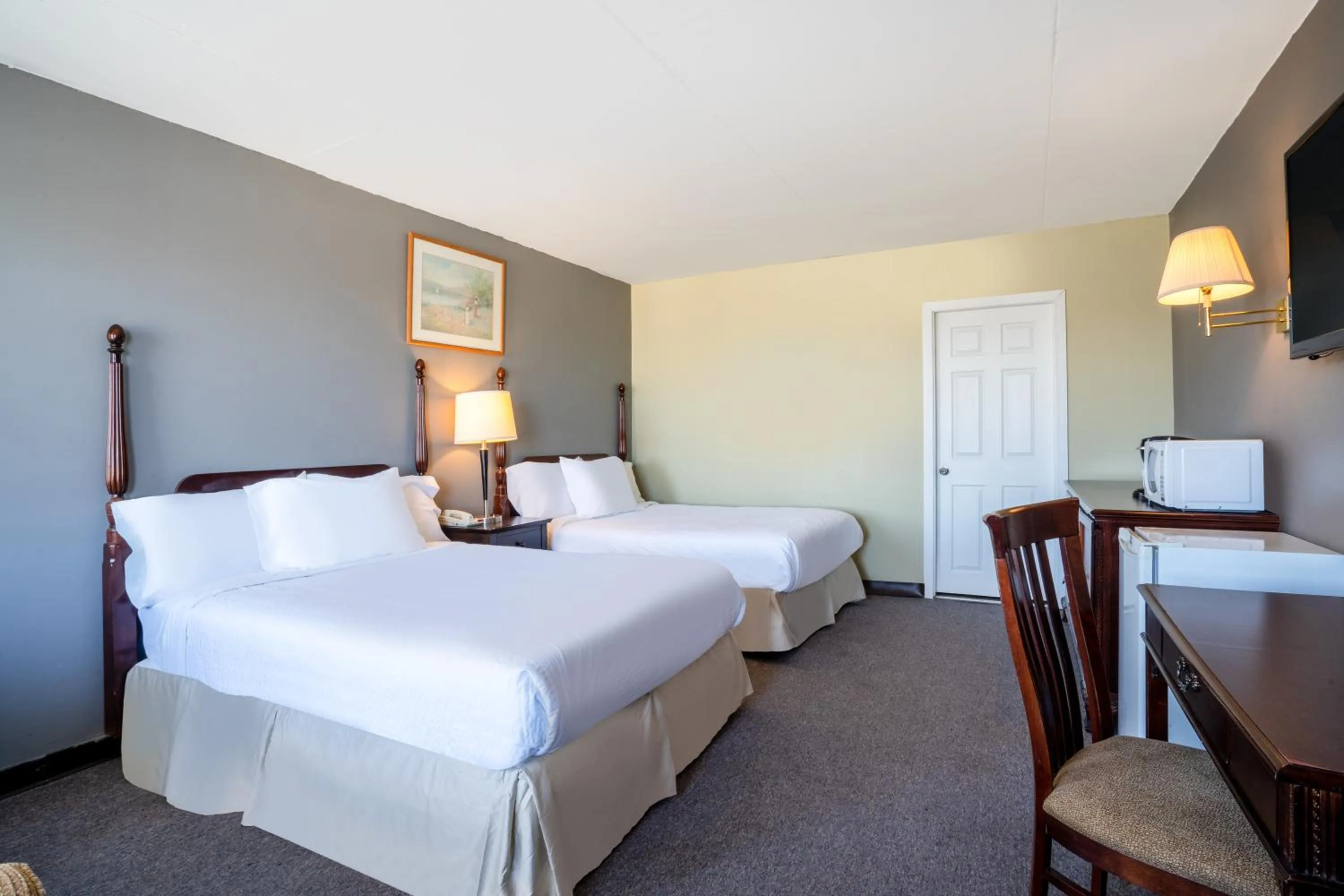 Photo of the whole room, Bed in Thriftlodge by Wyndham Regina North