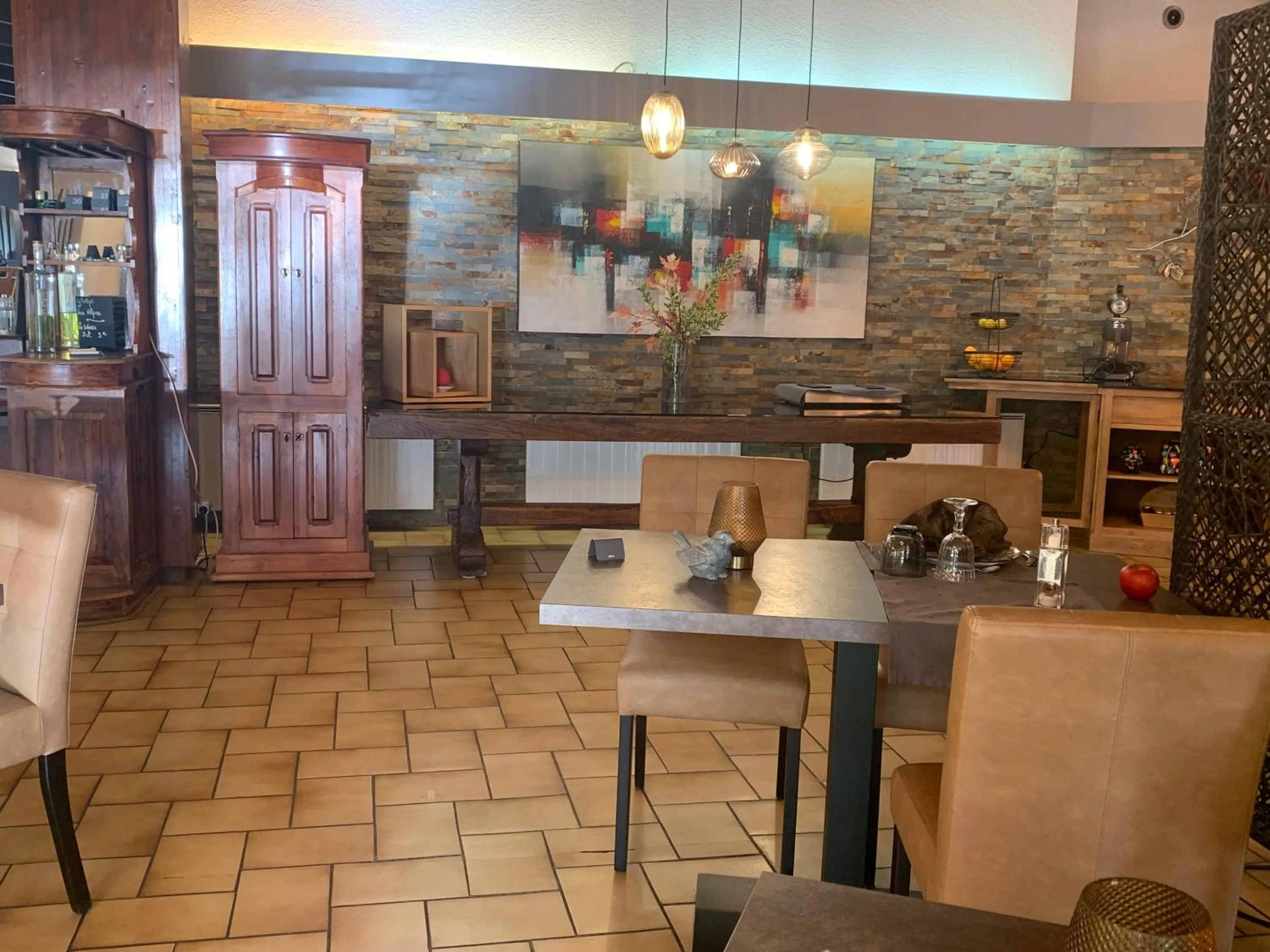 Restaurant/places to eat in Logis Hotel Le Lac