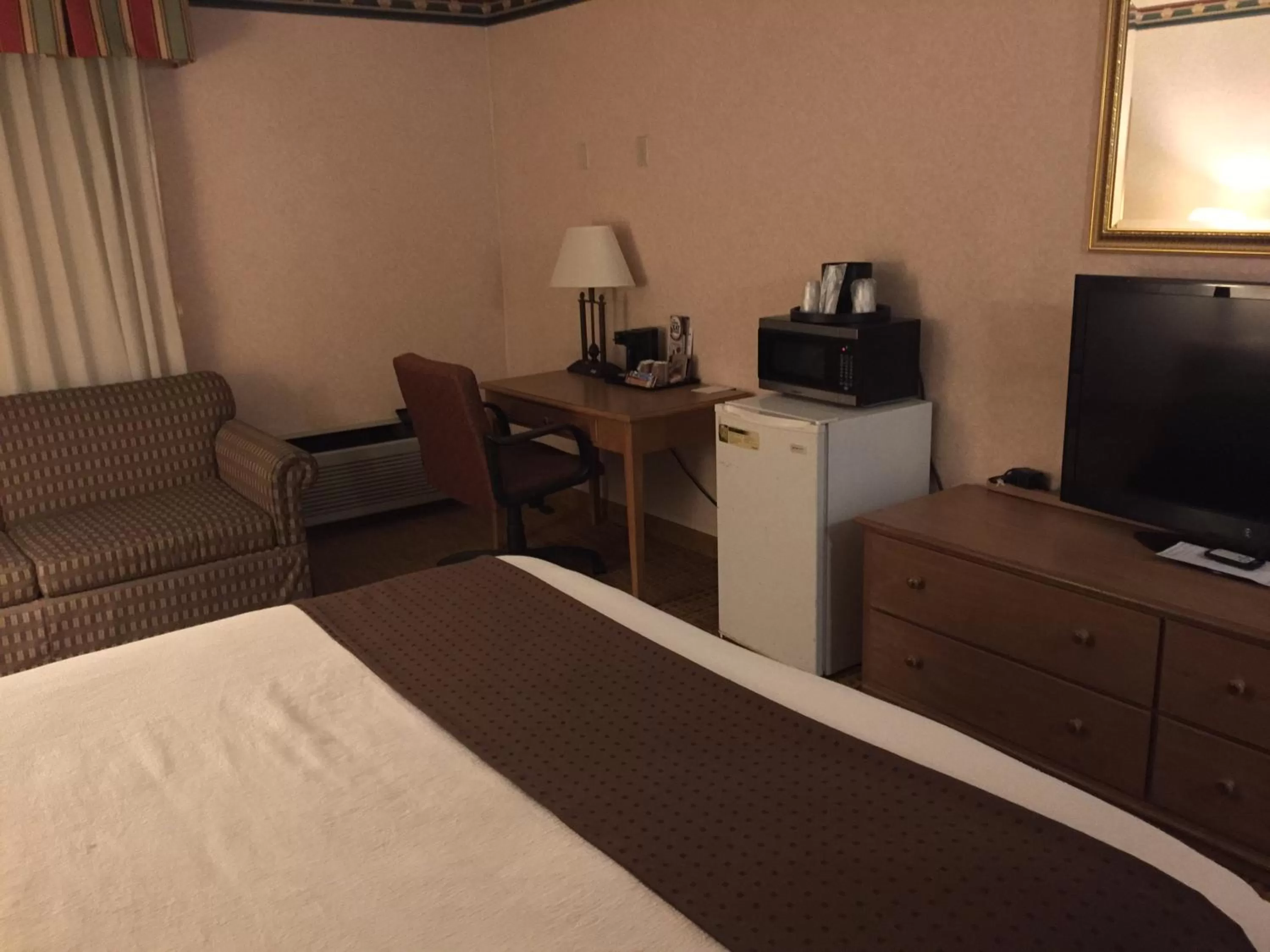 TV and multimedia, Bed in Americas Best Value Inn & Suites-Boise