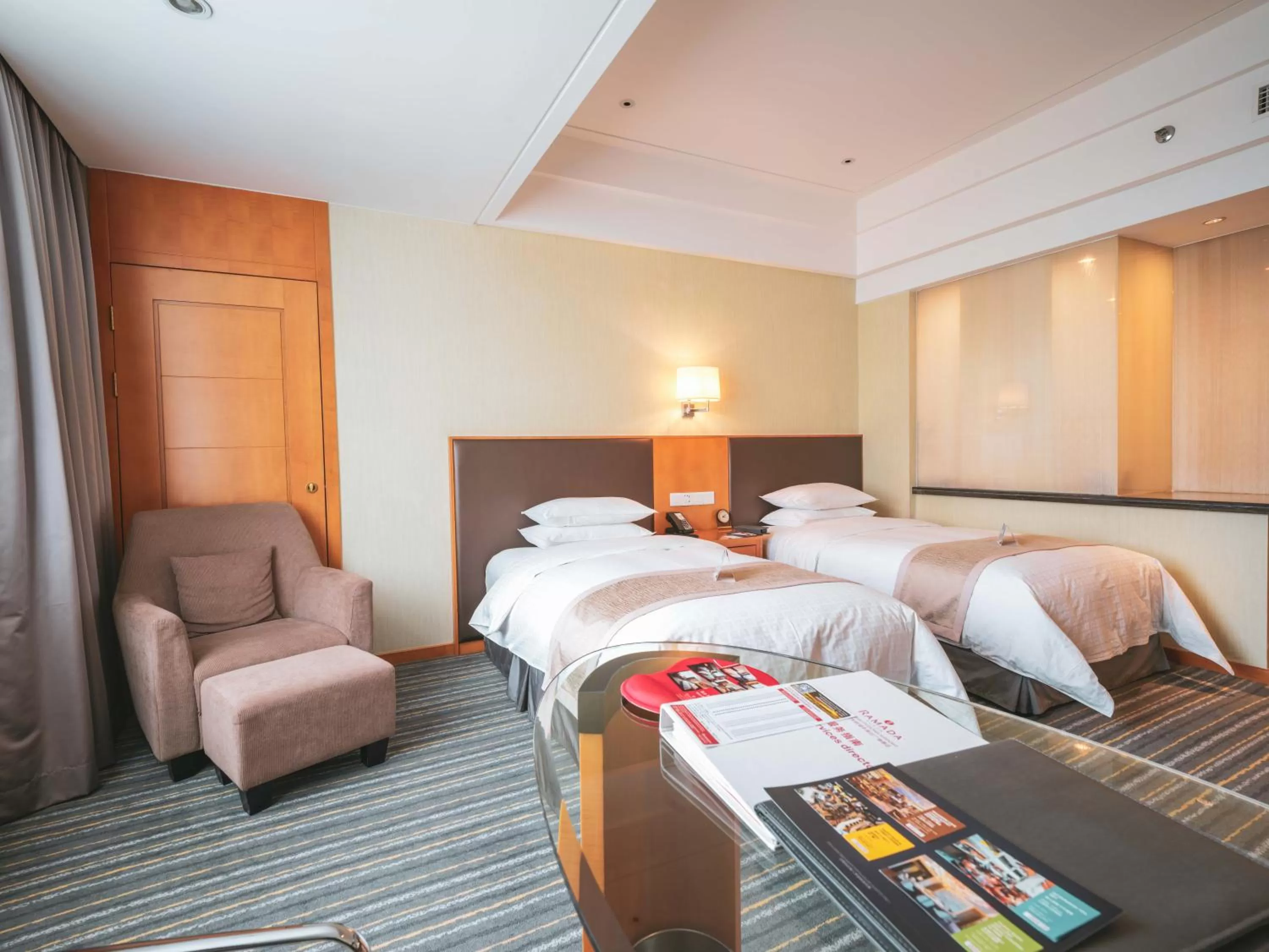 Bedroom, Bed in Ramada Plaza Shanghai Pudong Airport