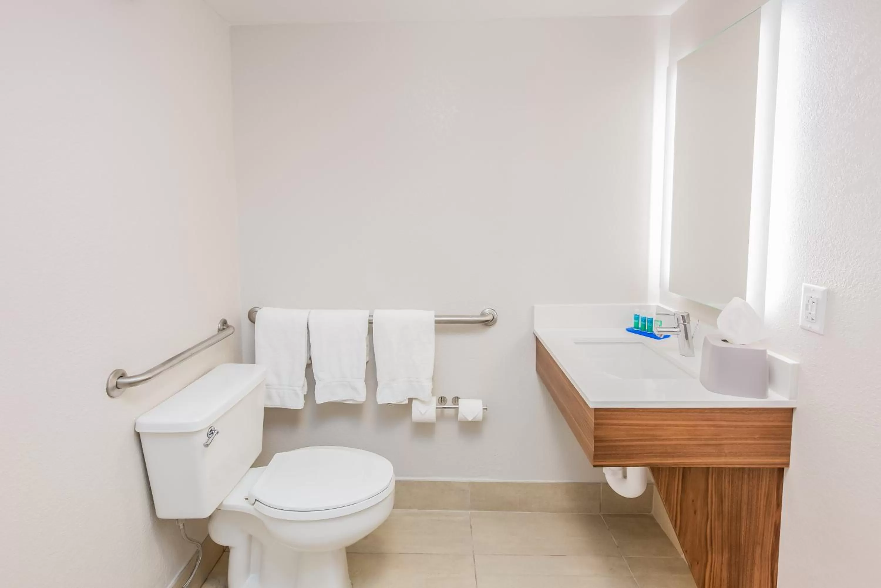 Standard King Room with Accessible Tub in Holiday Inn Express Orange Beach - On The Beach, an IHG Hotel