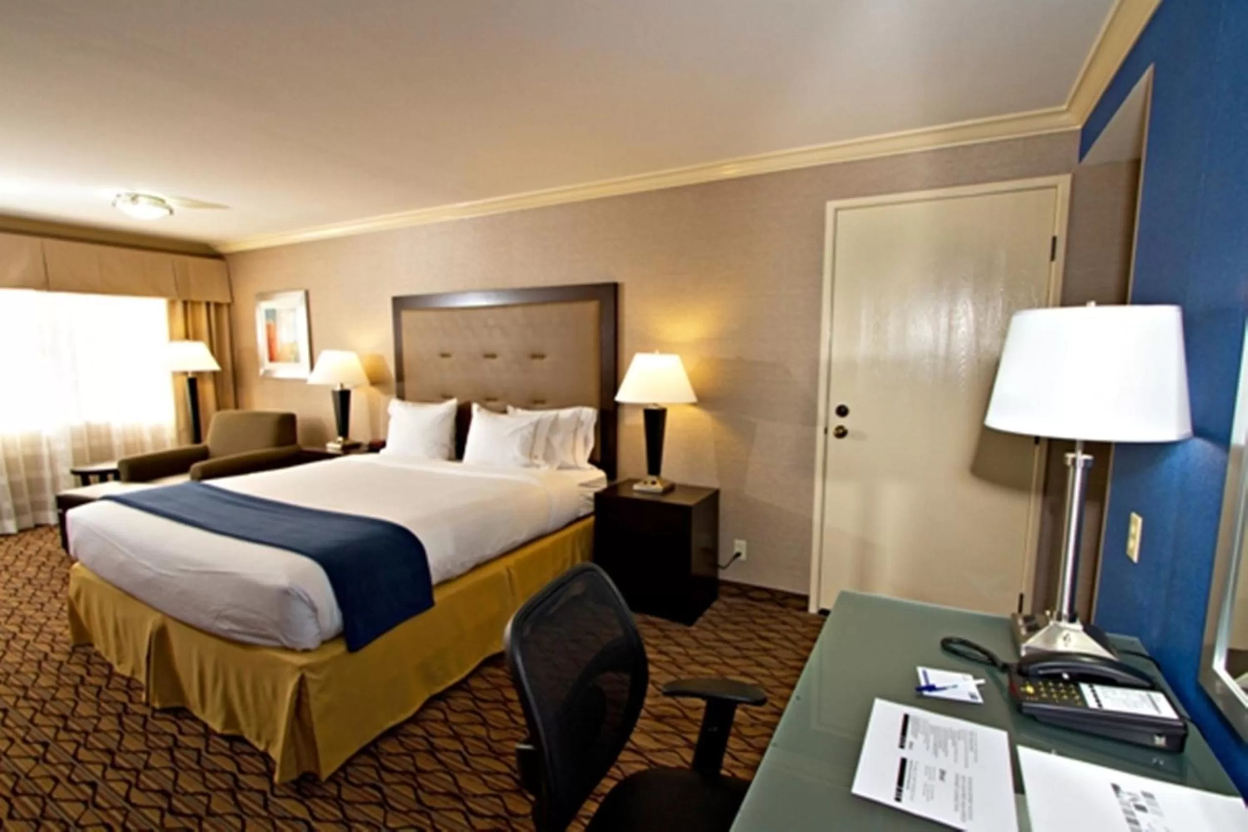 Photo of the whole room, Bed in Holiday Inn Express Port Hueneme by IHG
