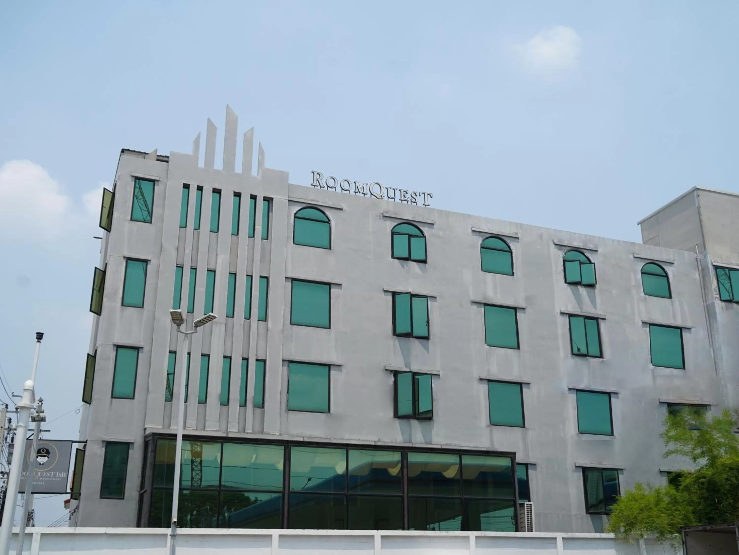 Property building in RoomQuest Bangkok Don Mueang Airport