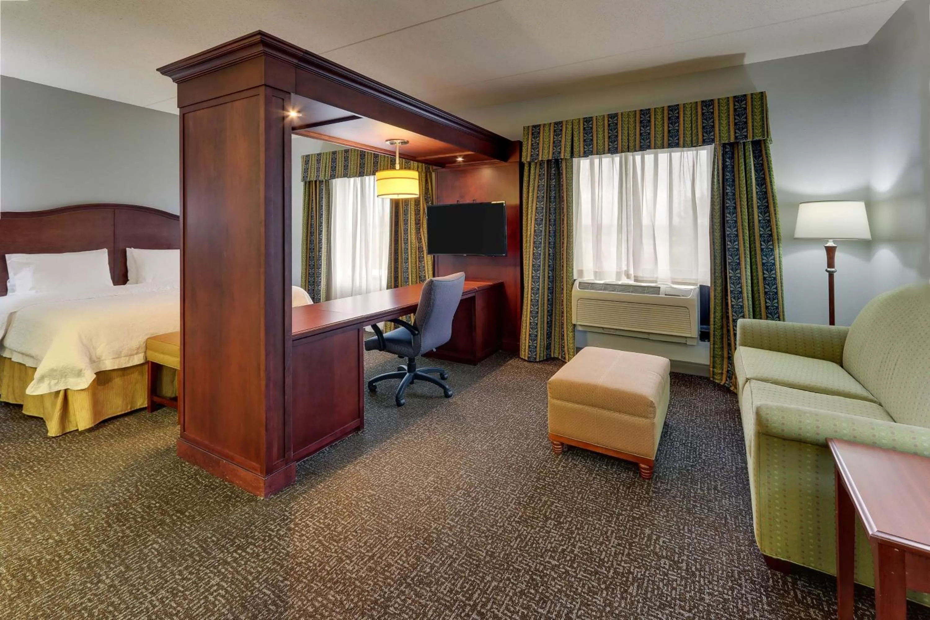 Bedroom, Bed in Hampton Inn & Suites Indianapolis-Airport