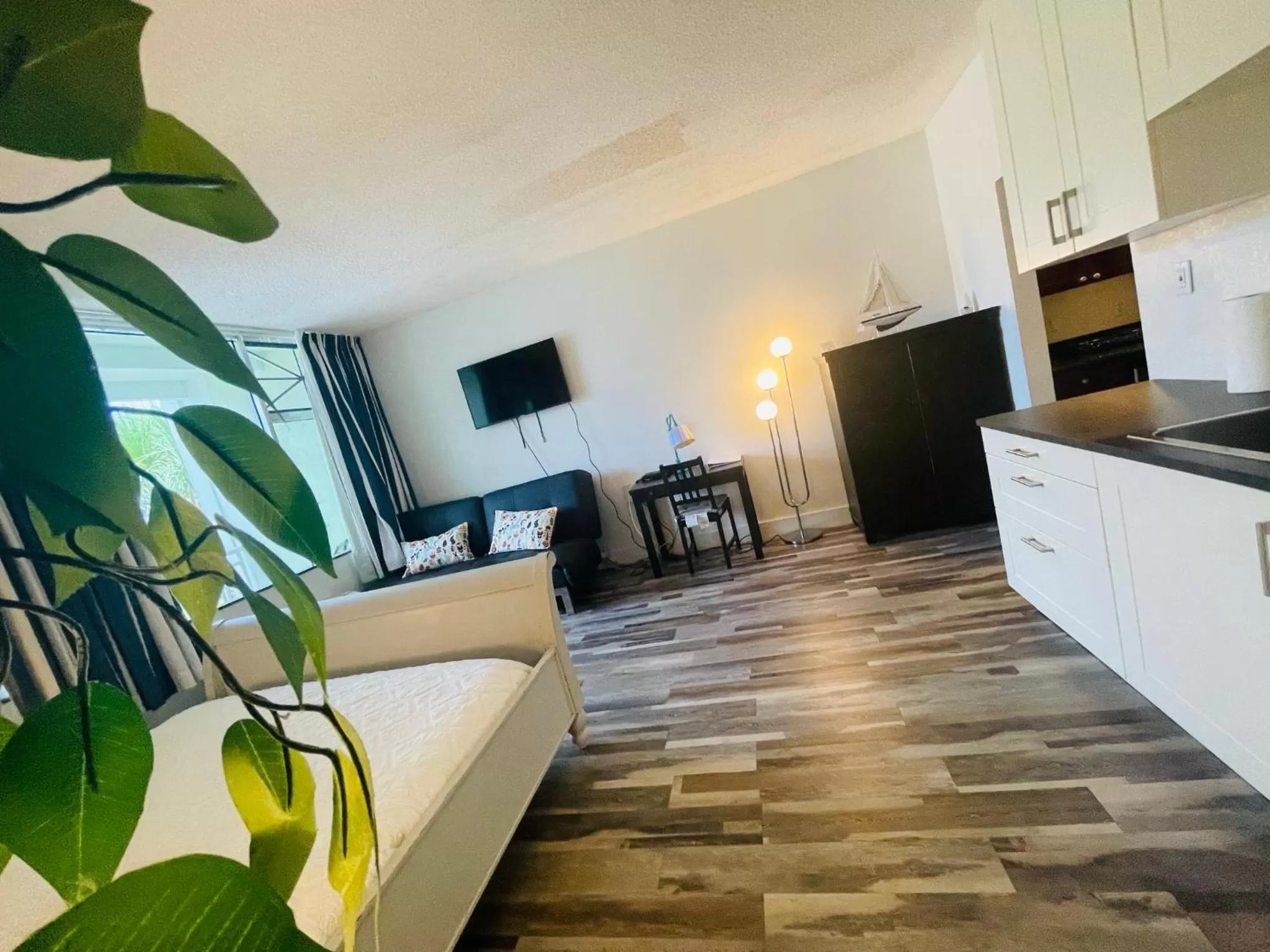 Communal lounge/ TV room in TAMPA BAY, BEACH step away, WIFI, FREE PARKING,POOLS, JACUZZI