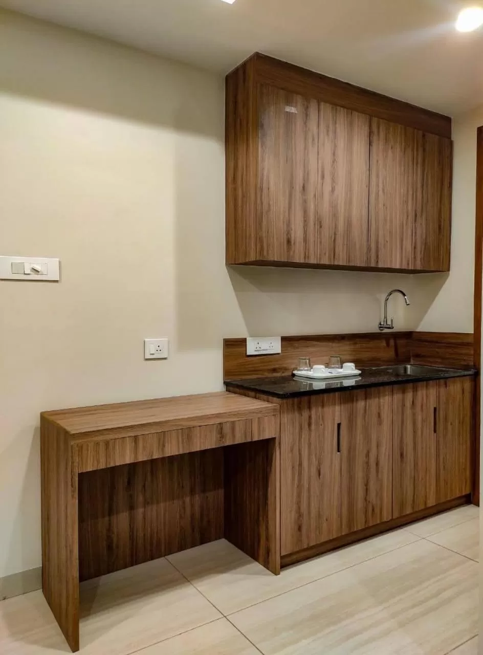 Kitchen or kitchenette in RR Mount Elite Suites