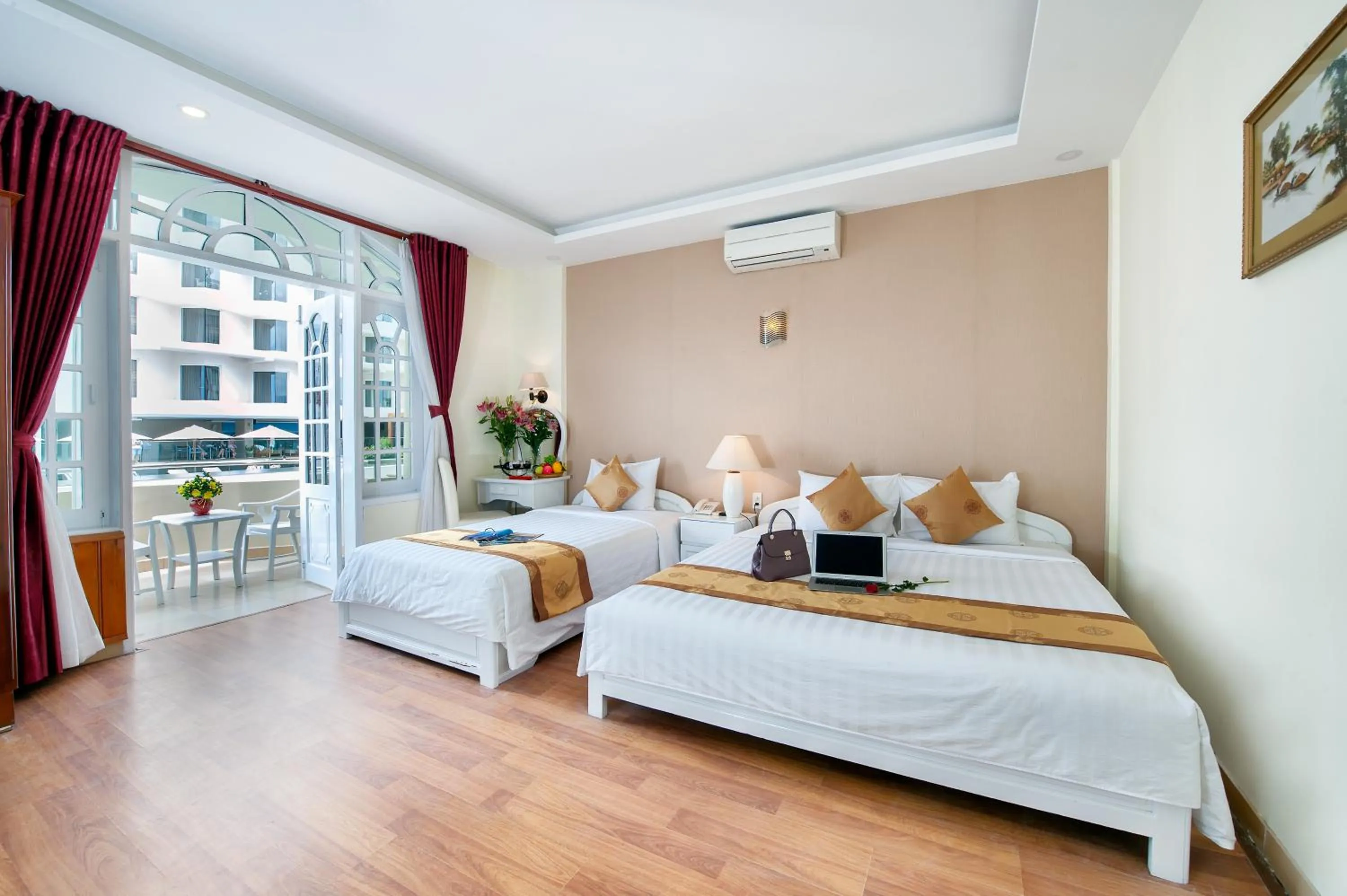 Bedroom, Bed in Palm Beach Hotel