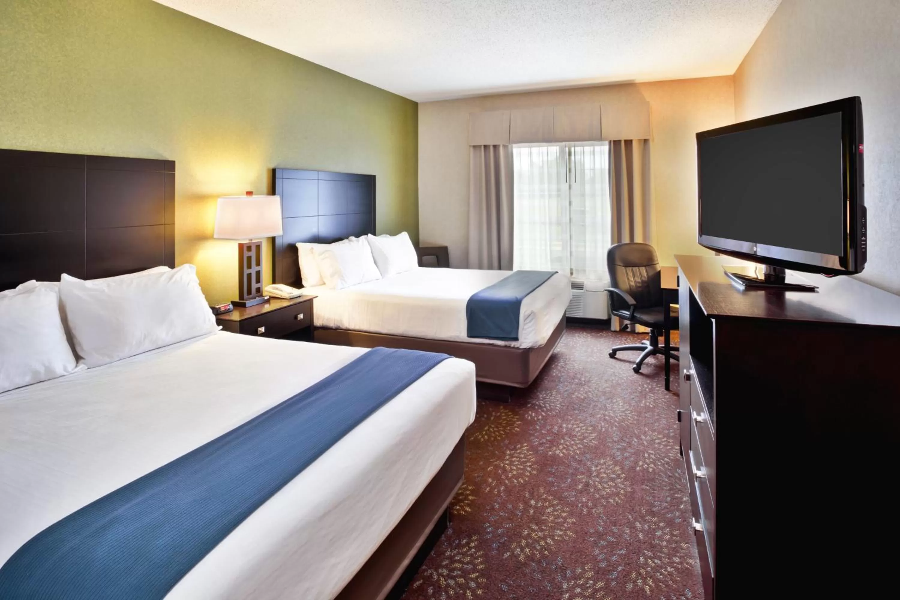 Photo of the whole room, Bed in Holiday Inn Express Hotel & Suites Woodhaven by IHG