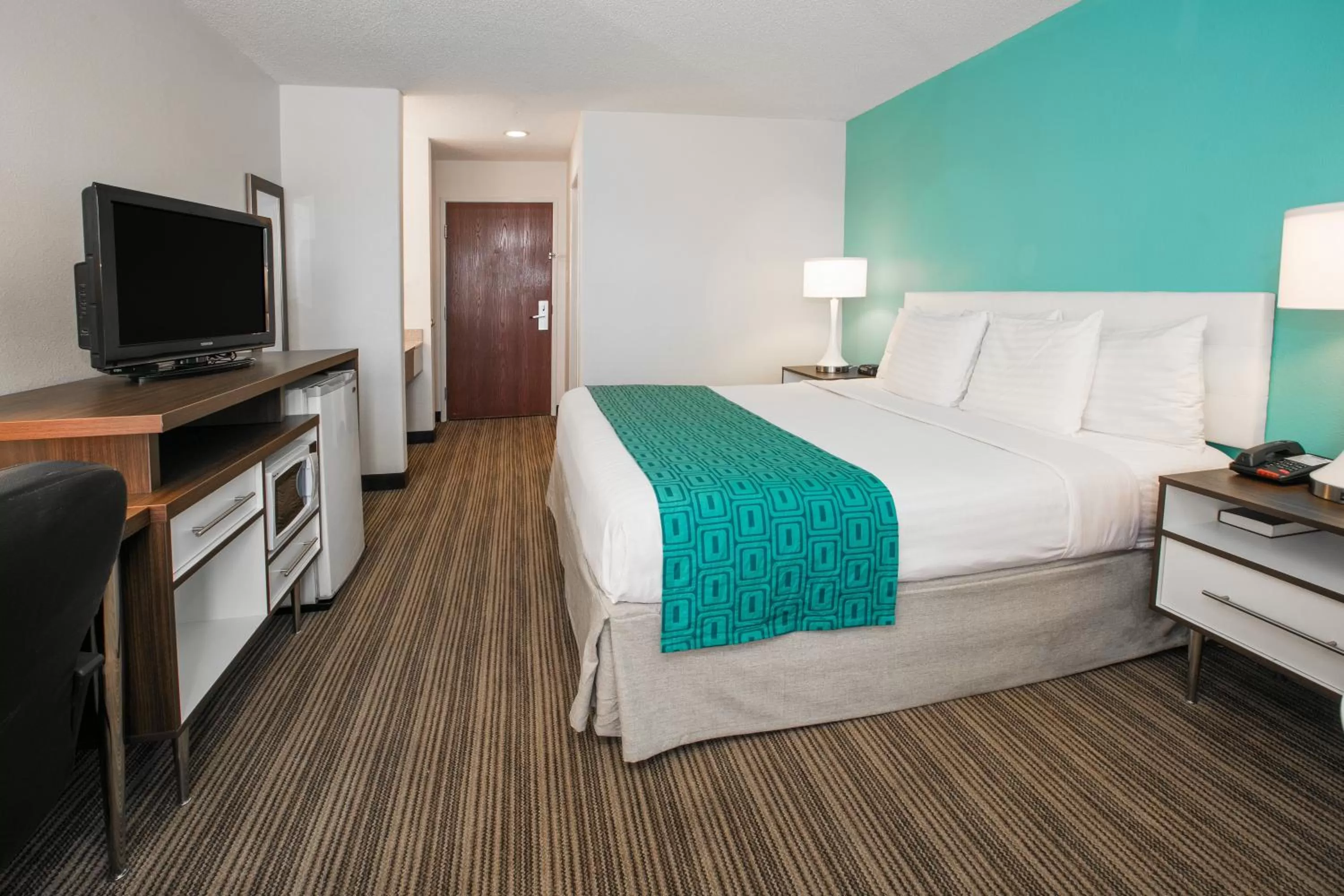 Photo of the whole room, Bed in Howard Johnson by Wyndham Scott Lafayette