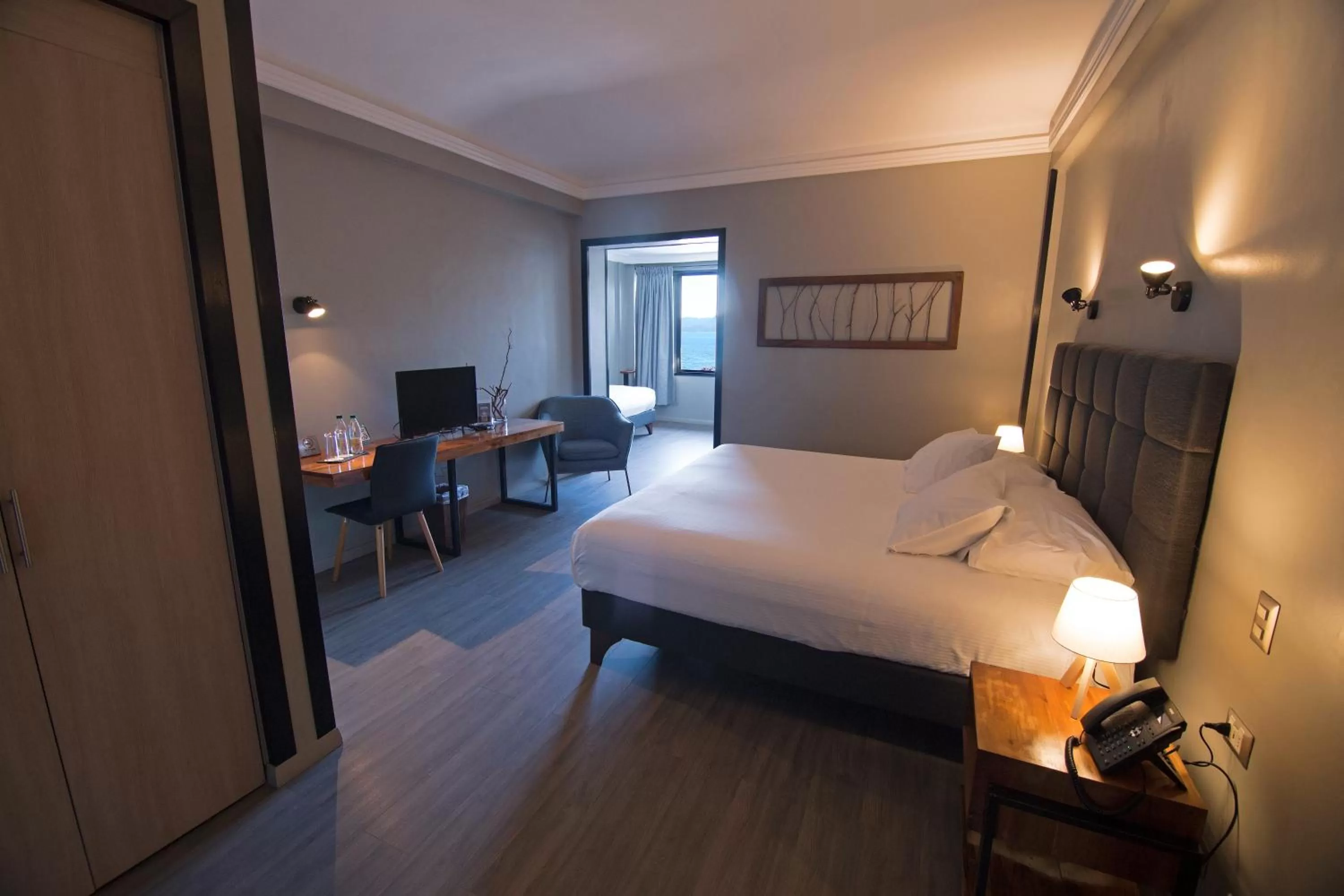 Seating area, Bed in Hotel Enjoy Pucón