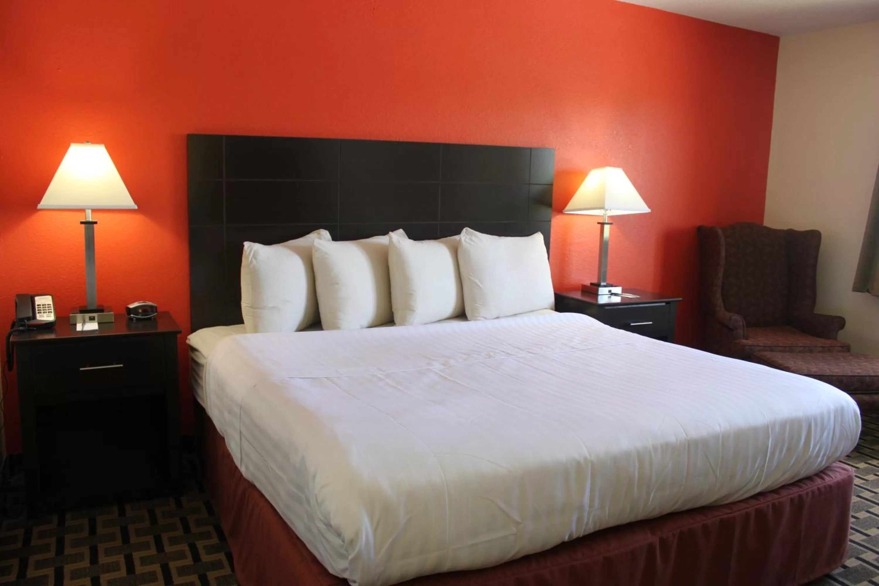 Bedroom, Bed in AmericInn by Wyndham West Burlington