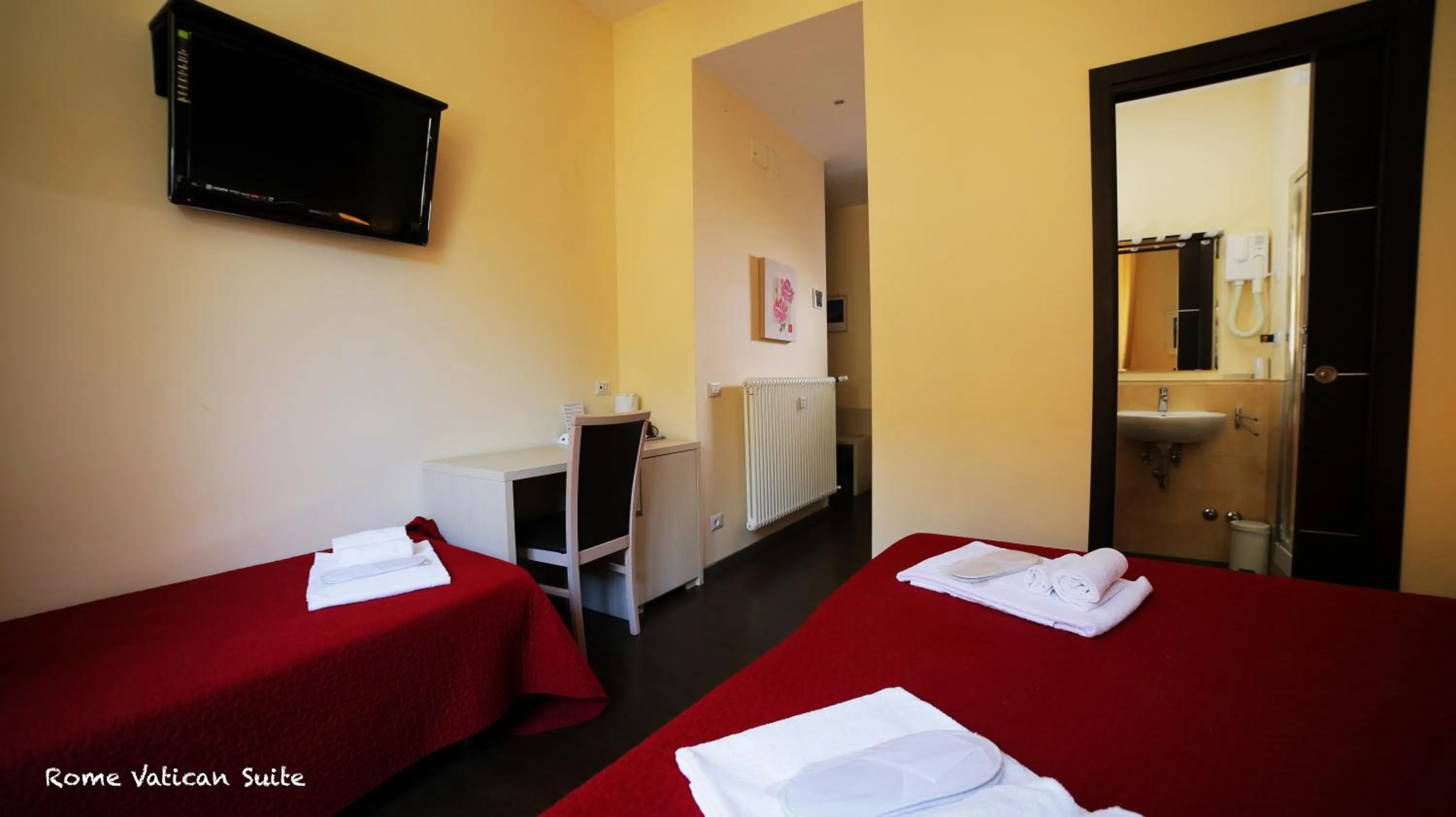 Bathroom, Bed in Rome Vatican Suite