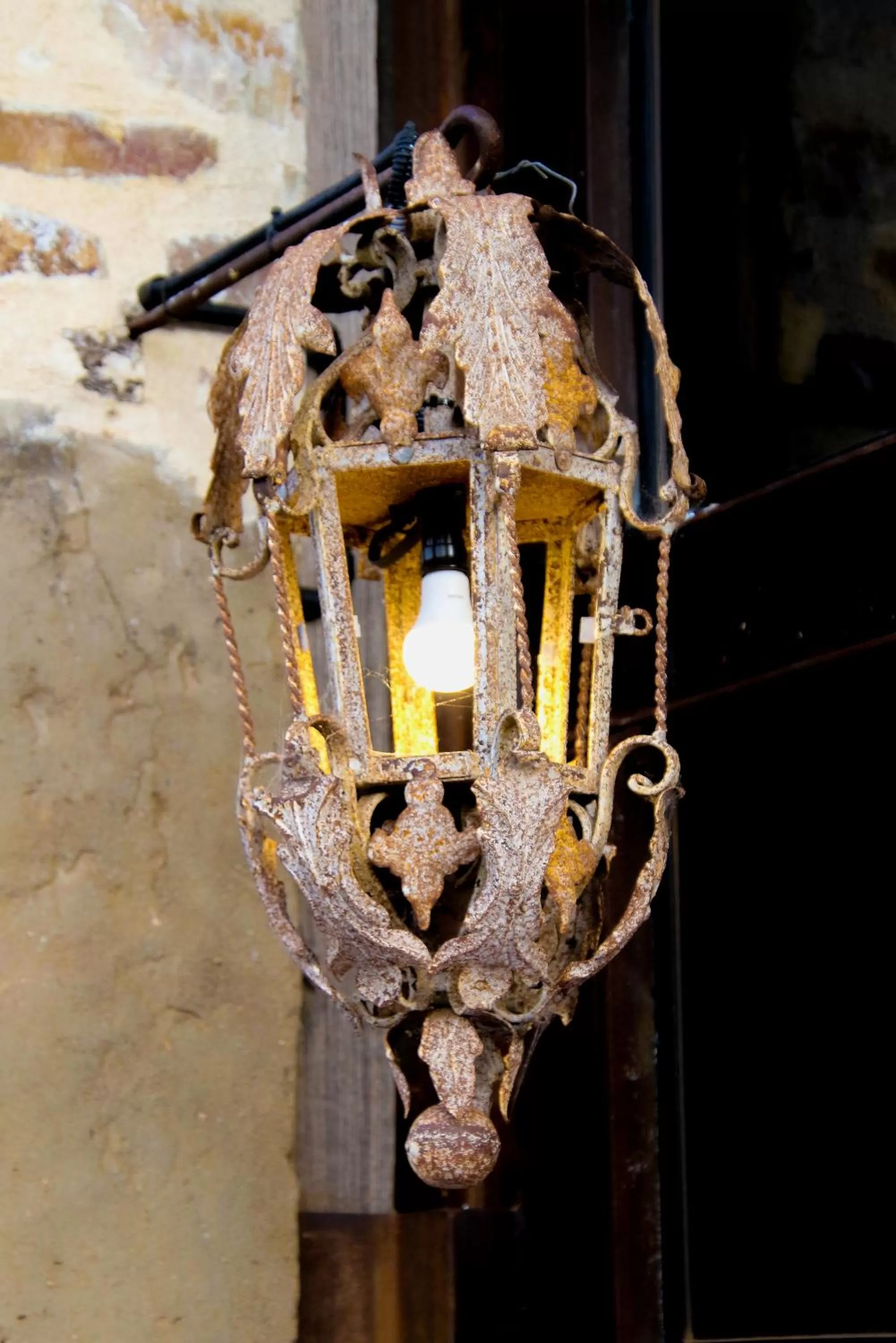 Decorative detail in The Old Chaff Mill Organic Vineyard Retreat