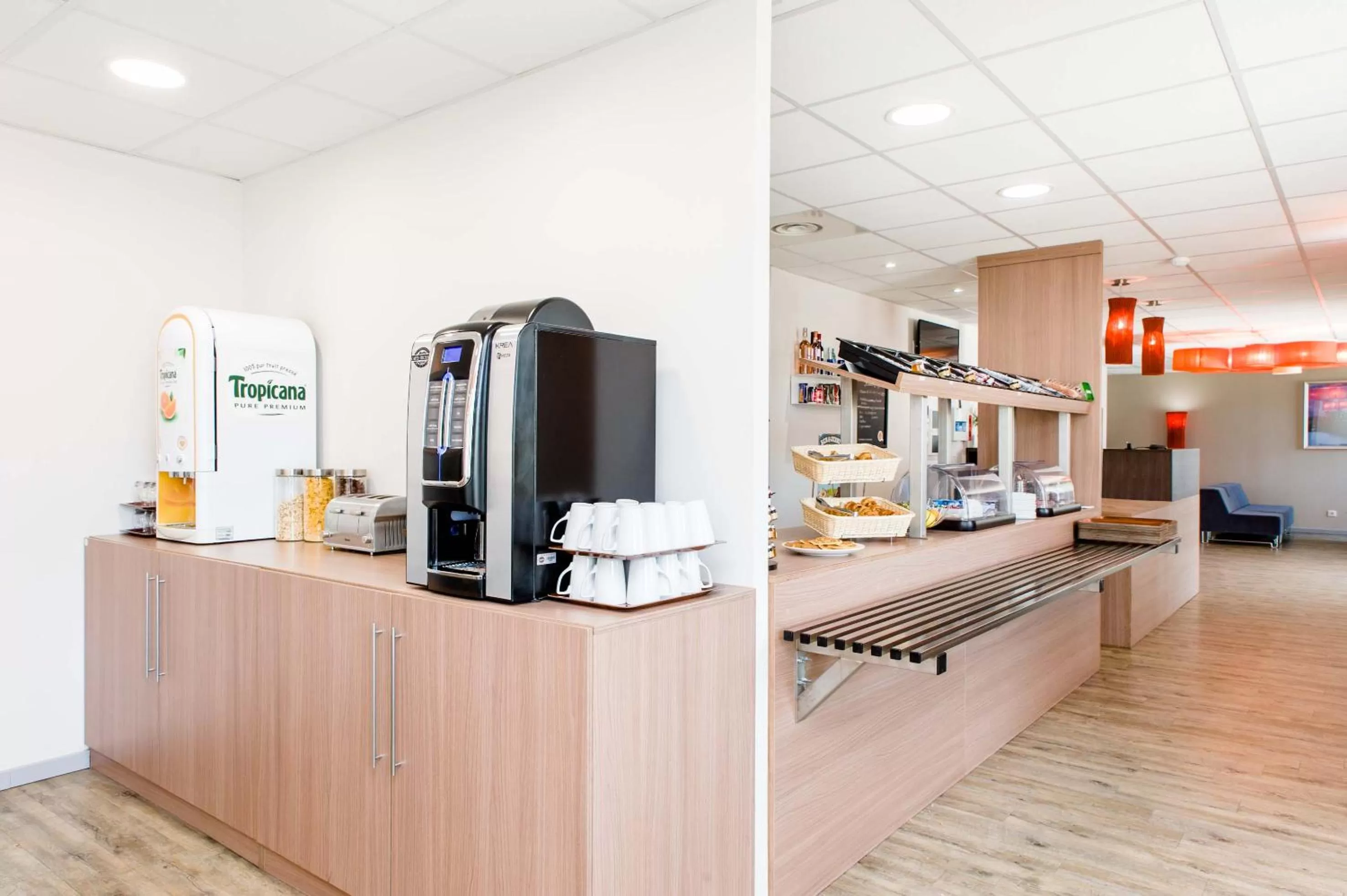 Restaurant/places to eat in Dios Hotel