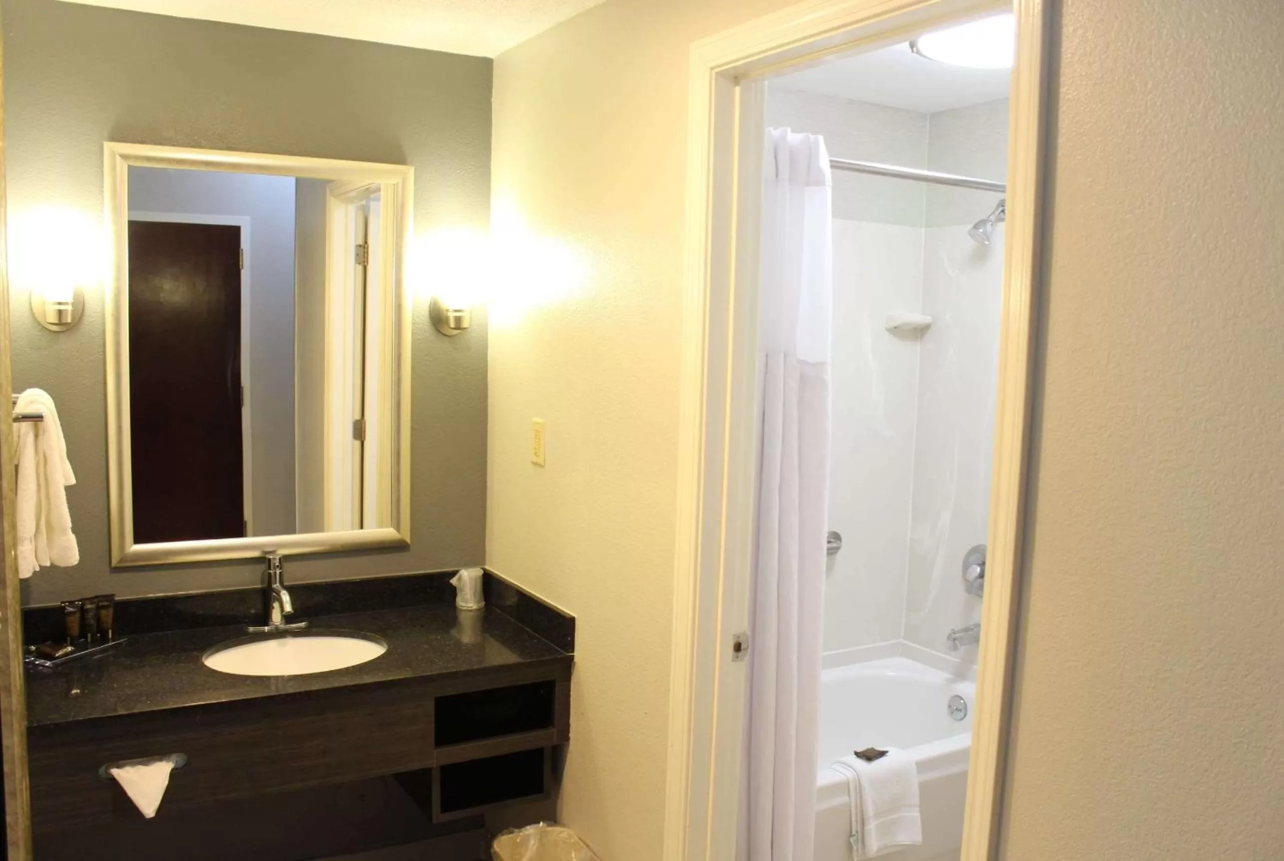 Bathroom in Wingate by Wyndham Port Wentworth Savannah Area