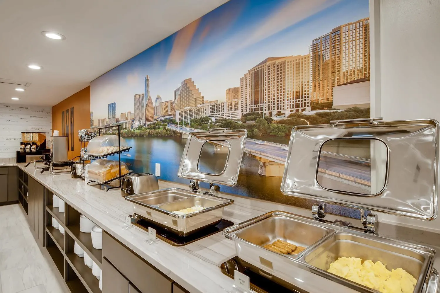 Restaurant/places to eat in Orangewood Inn and Suites Midtown