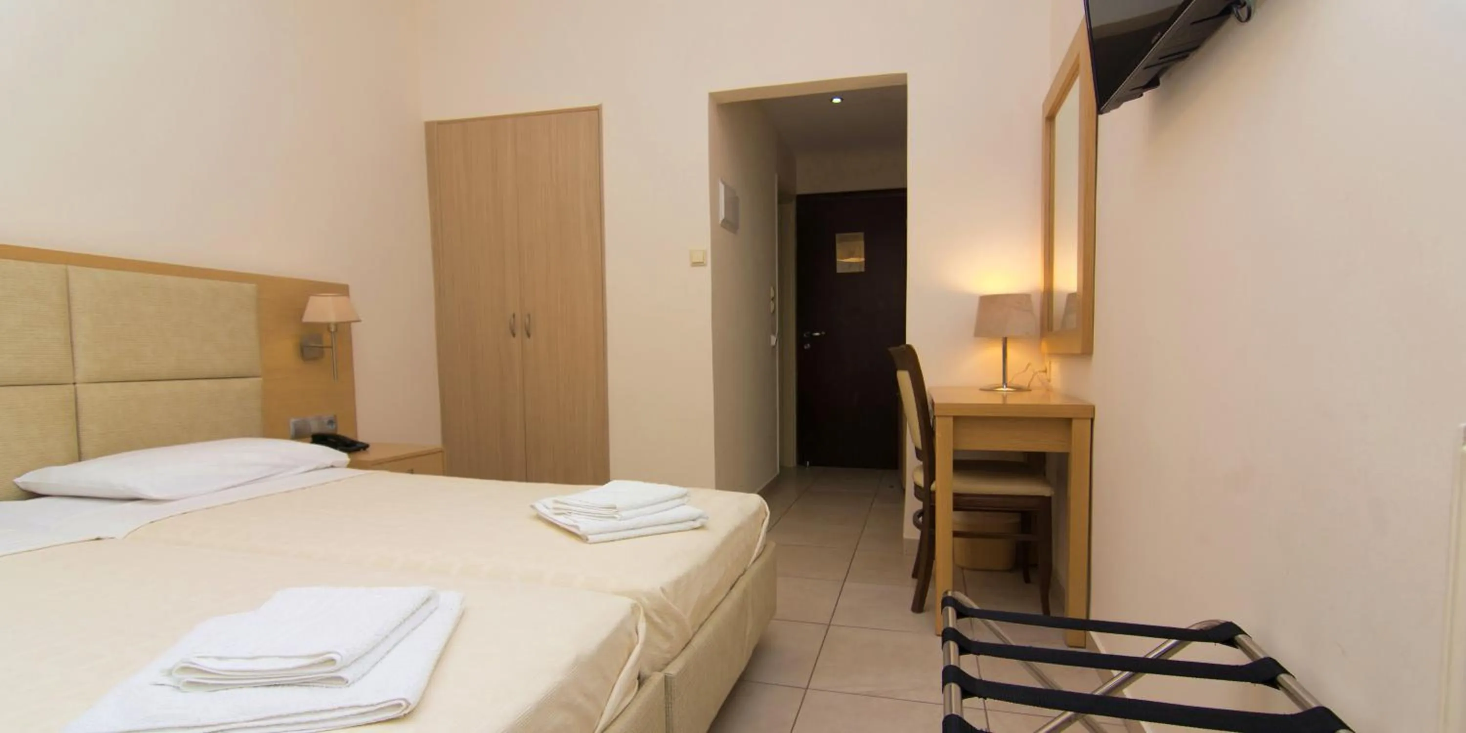 Photo of the whole room, Bed in San Nectarios