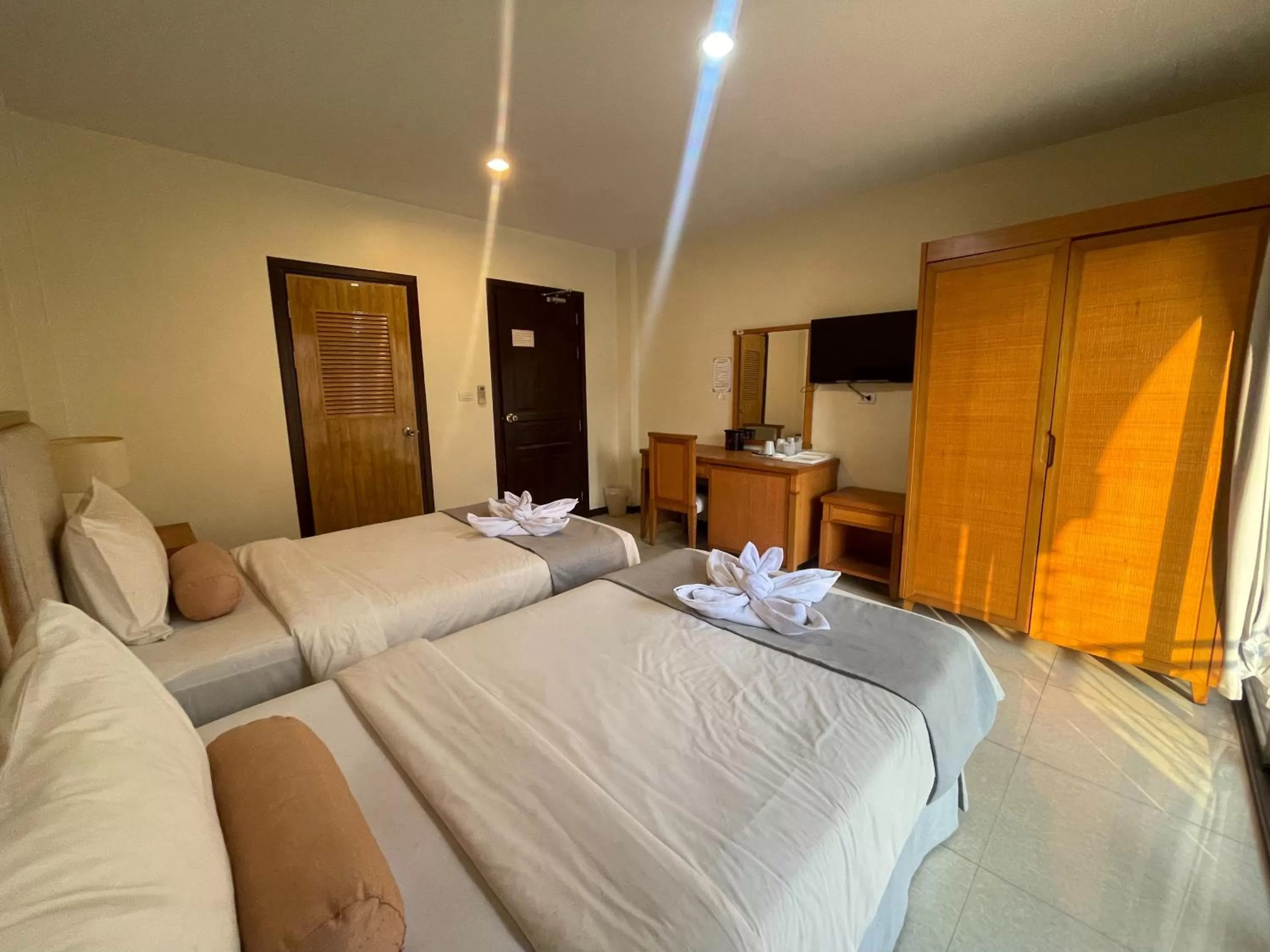 Photo of the whole room, Bed in Babylon Residence Inn pattaya