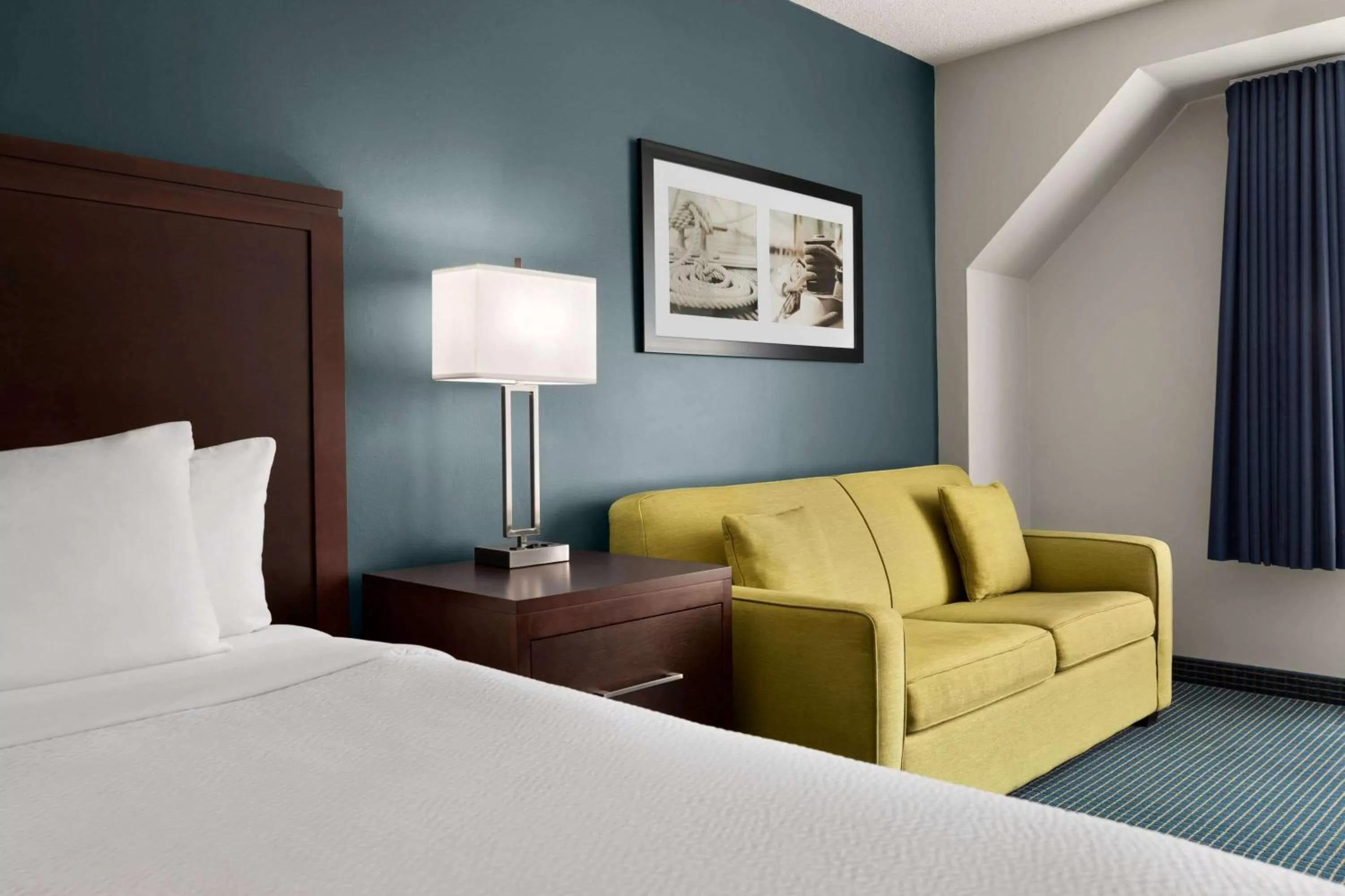 Photo of the whole room, Bed in Days Inn by Wyndham Sarnia Harbourfront