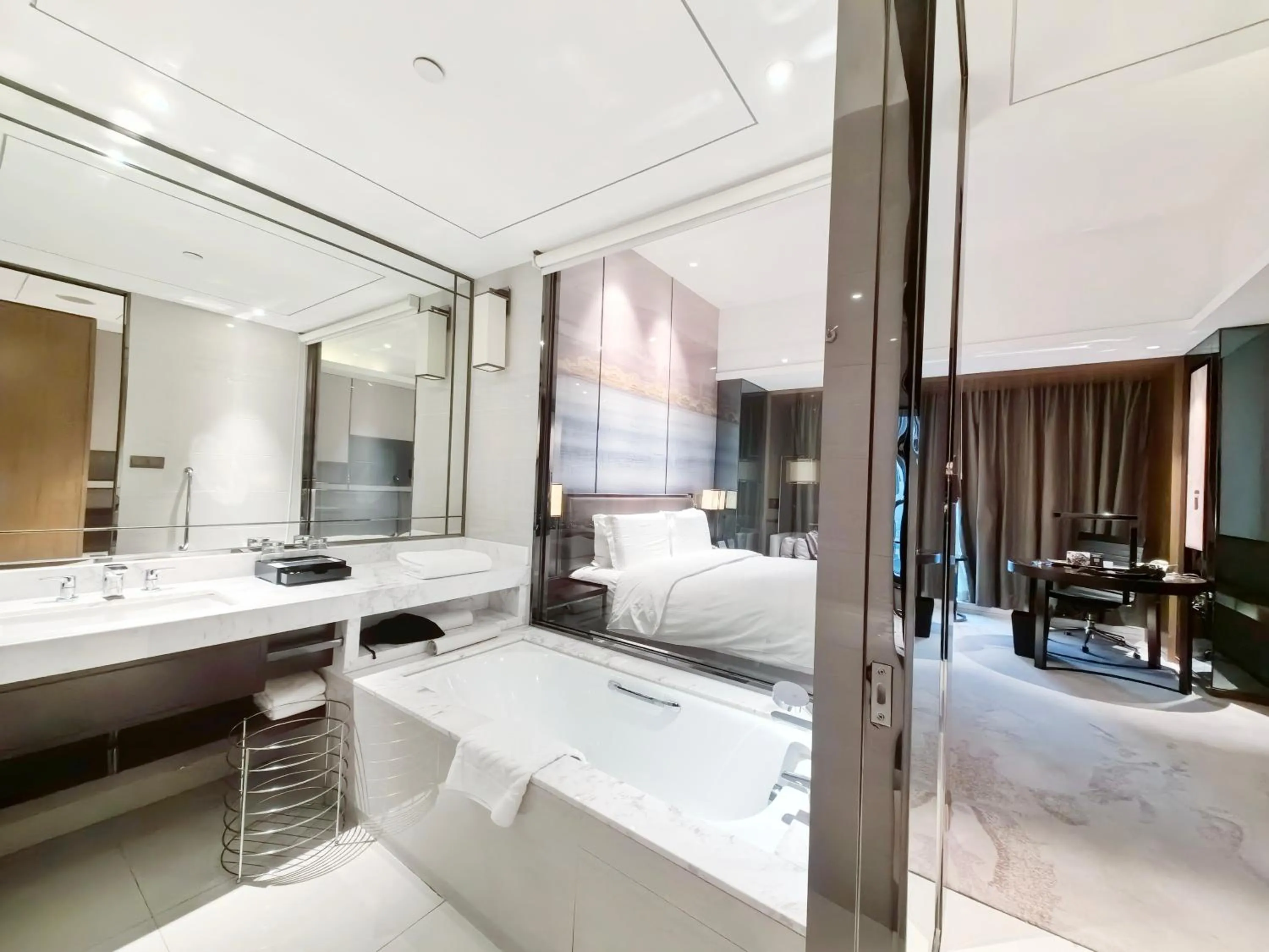 Bathroom, Bed in DoubleTree By Hilton Ningbo Beilun