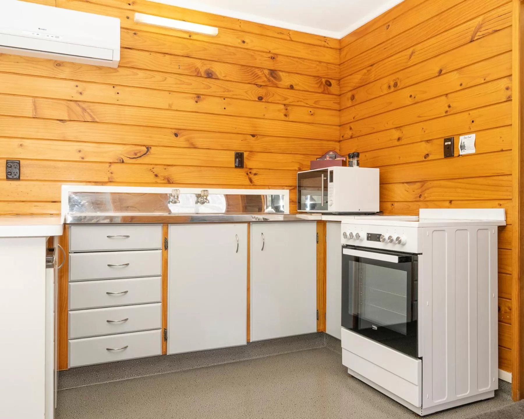 Kitchen or kitchenette in Tudor Park Motel Spacious with kitchens 1 minute walk to restaurant and shopping centre and Gisborne Hospital